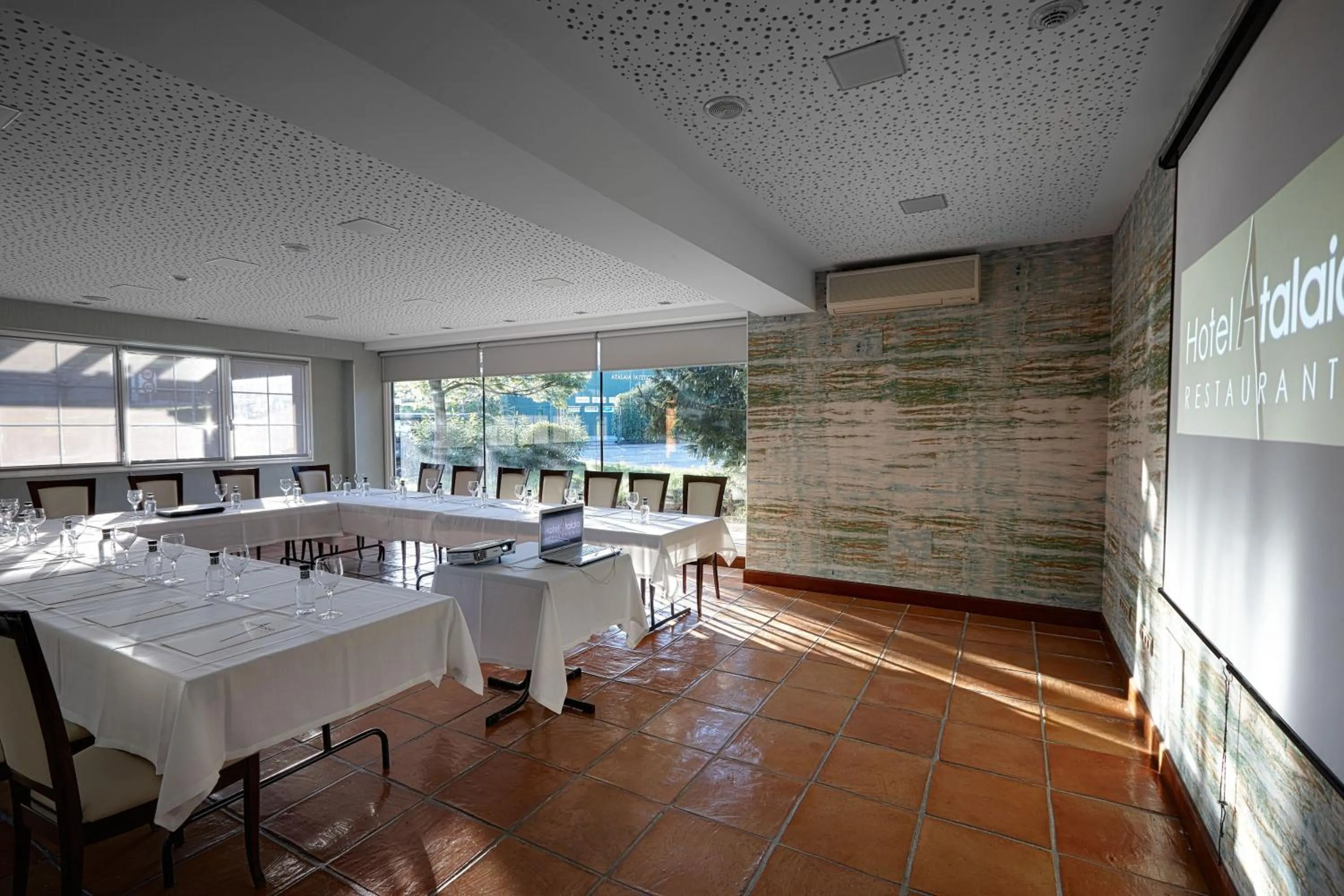 Business facilities in Atalaia