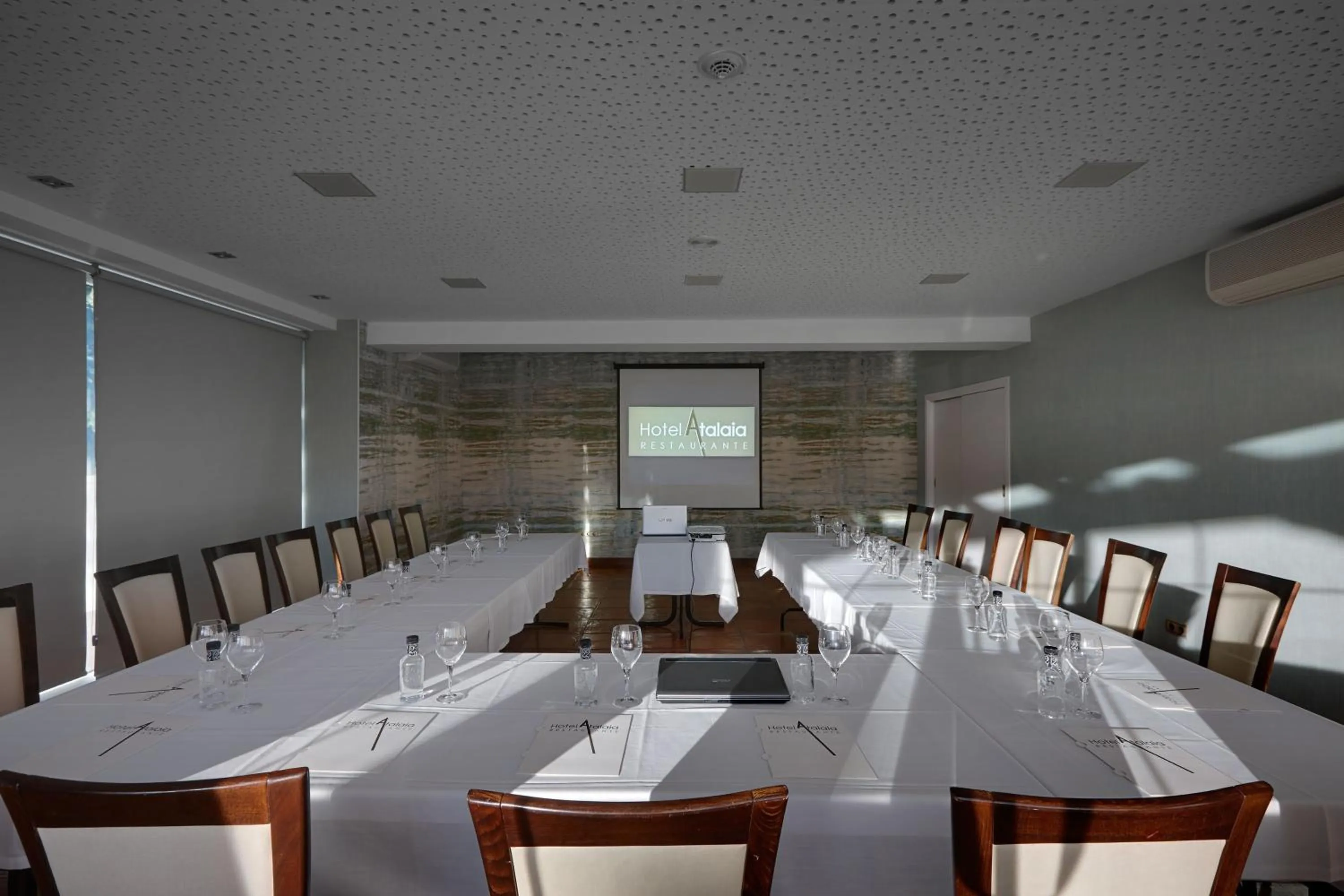 Business facilities in Atalaia