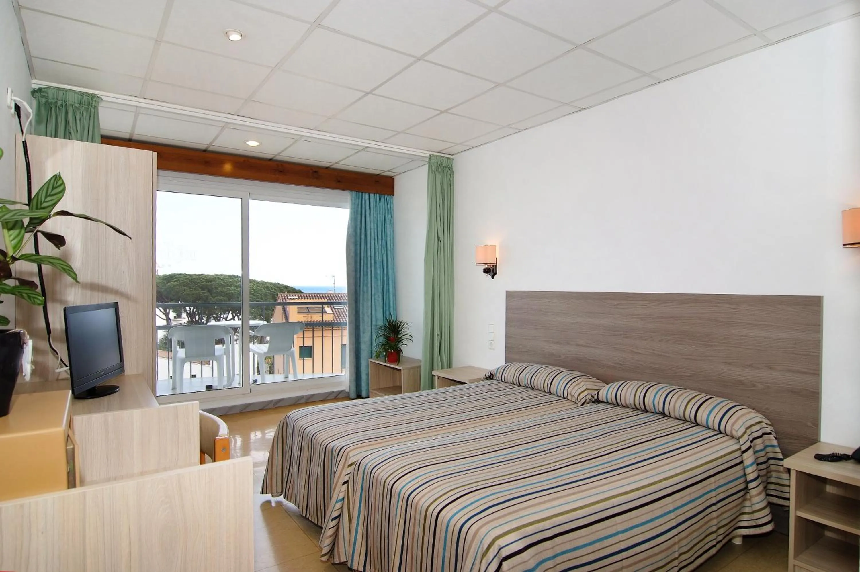 Photo of the whole room, Bed in Hotel Port-Bo