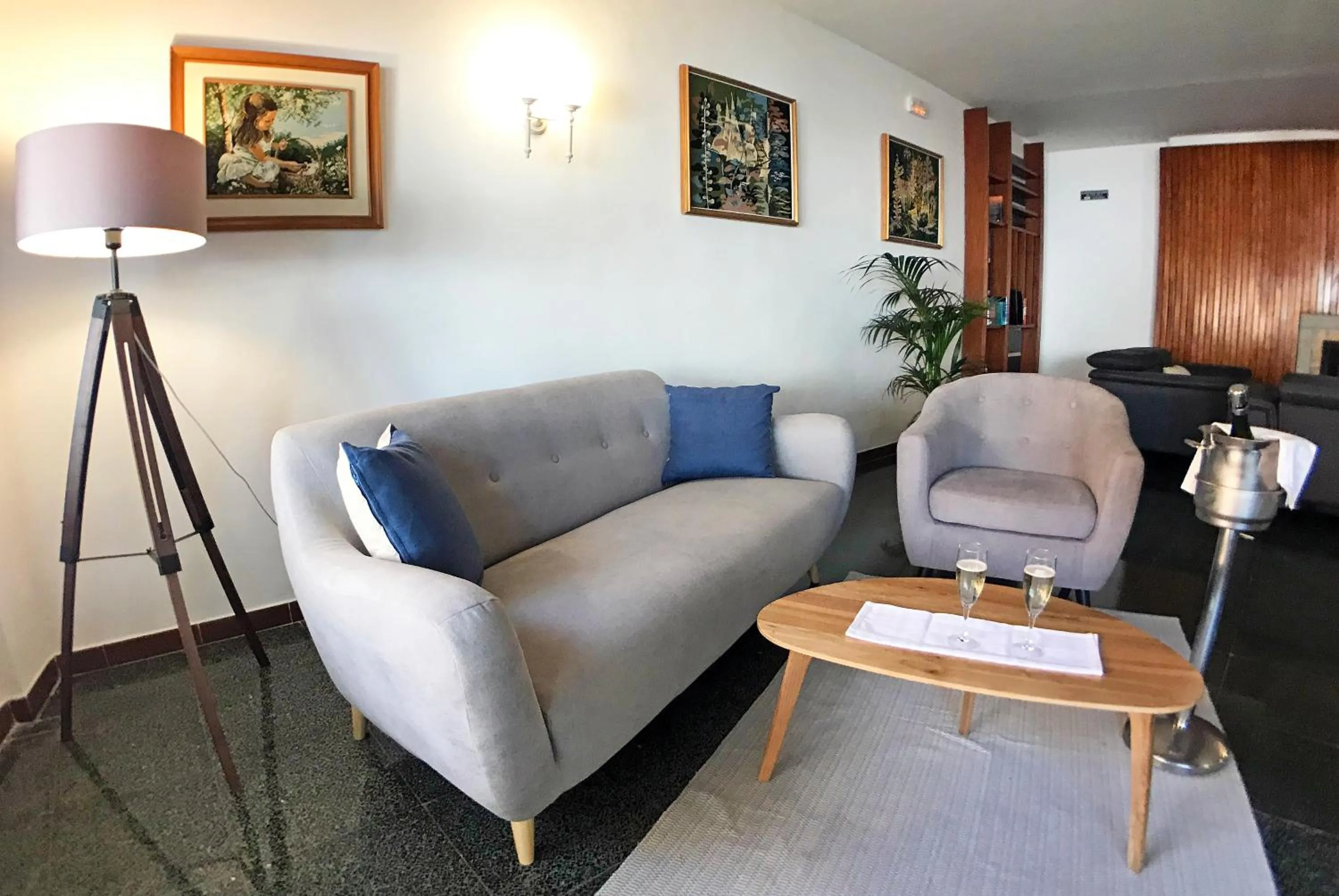 Communal lounge/ TV room in Hotel Port-Bo