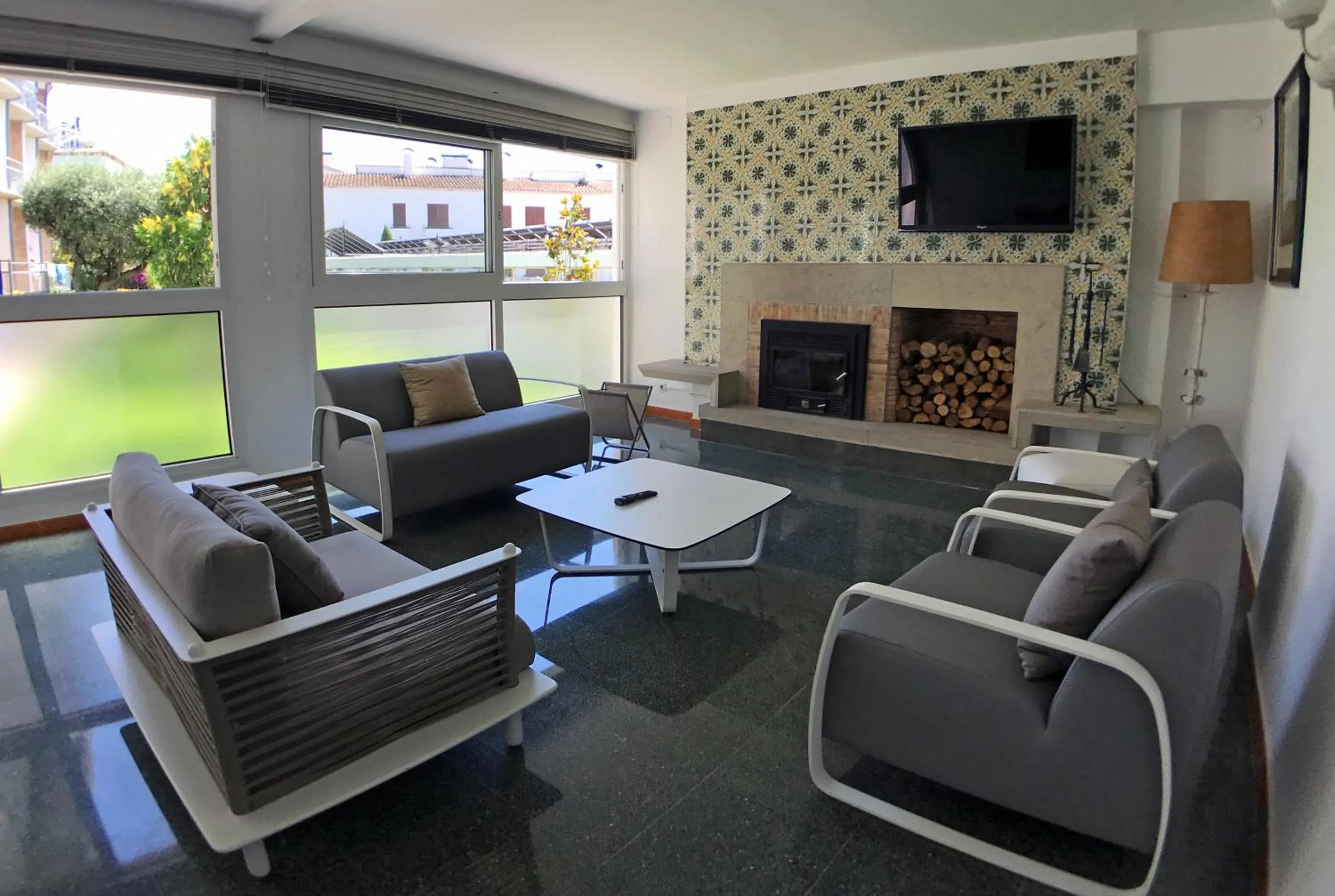 Communal lounge/ TV room in Hotel Port-Bo