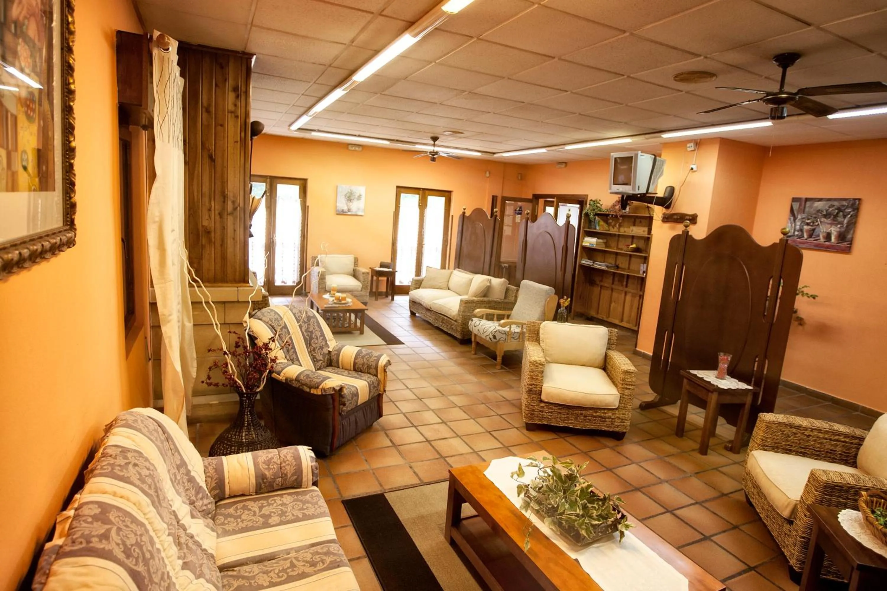 Communal lounge/ TV room in Hotel Rural El Molino