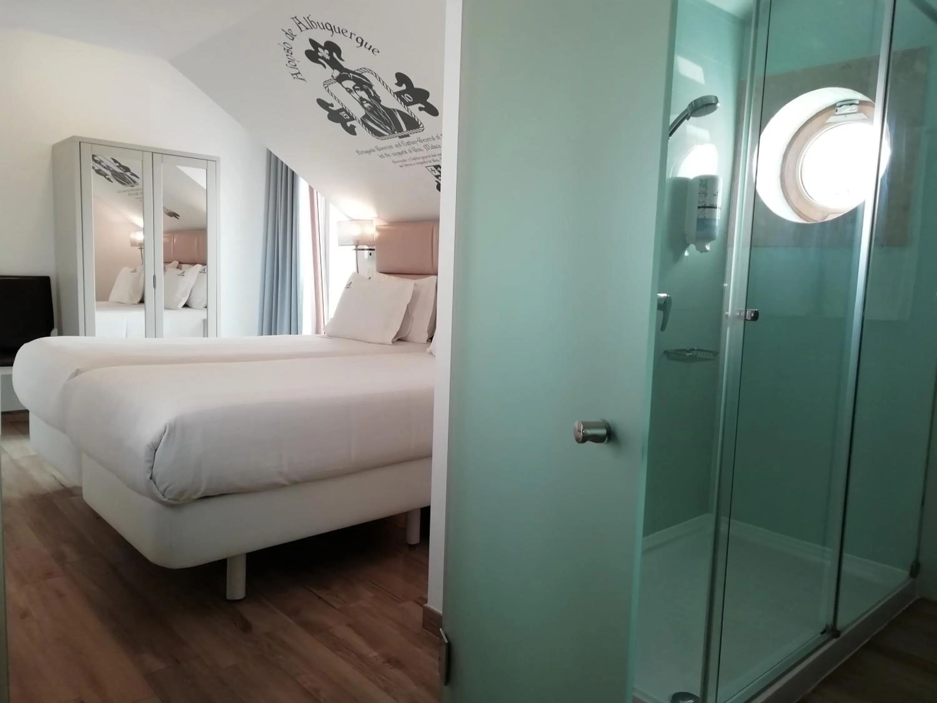 Shower, Bed in Villa Ana Margarida Hotel