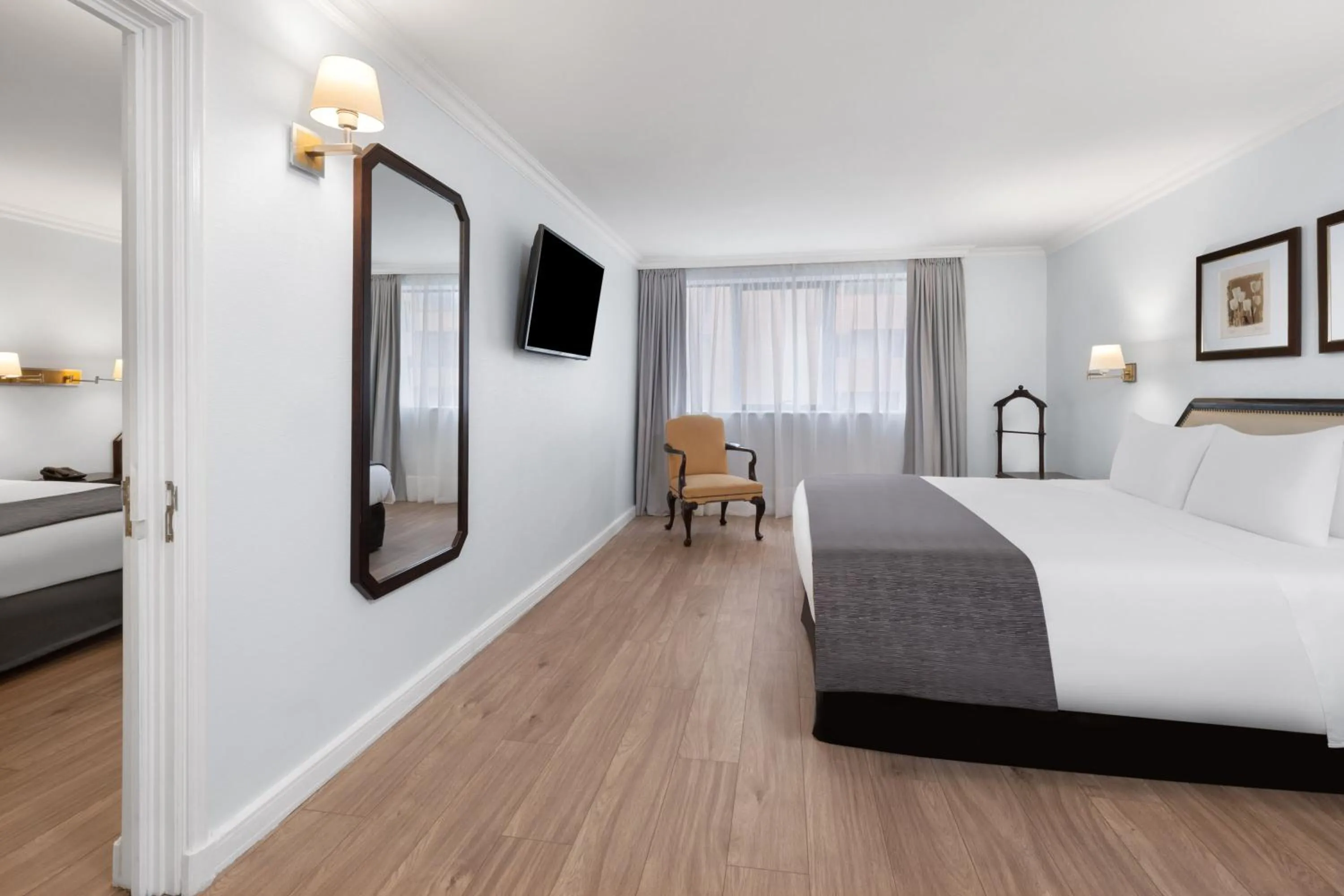 Photo of the whole room, Bed in Wyndham Garden Santiago Kennedy