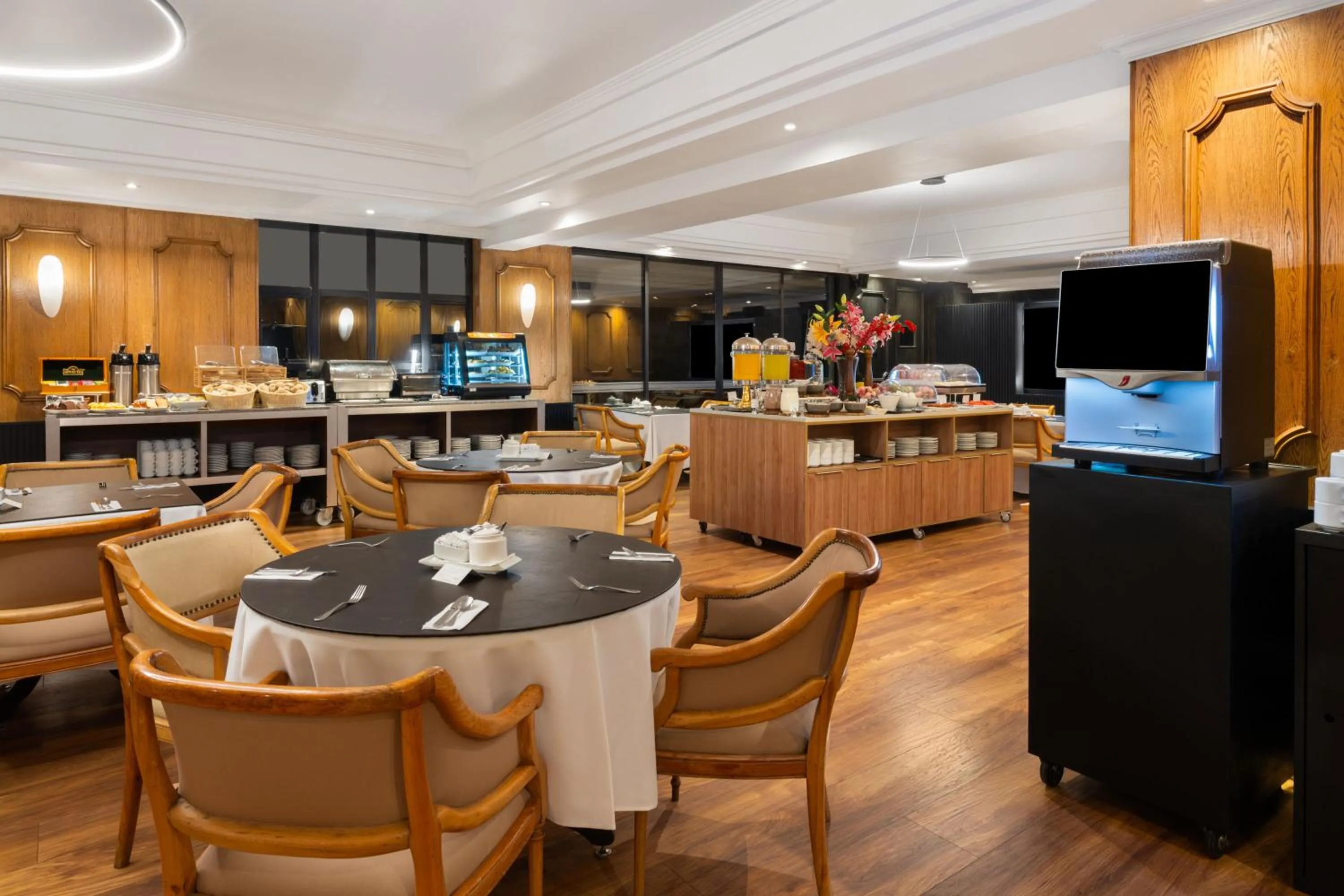 Restaurant/places to eat in Wyndham Garden Santiago Kennedy