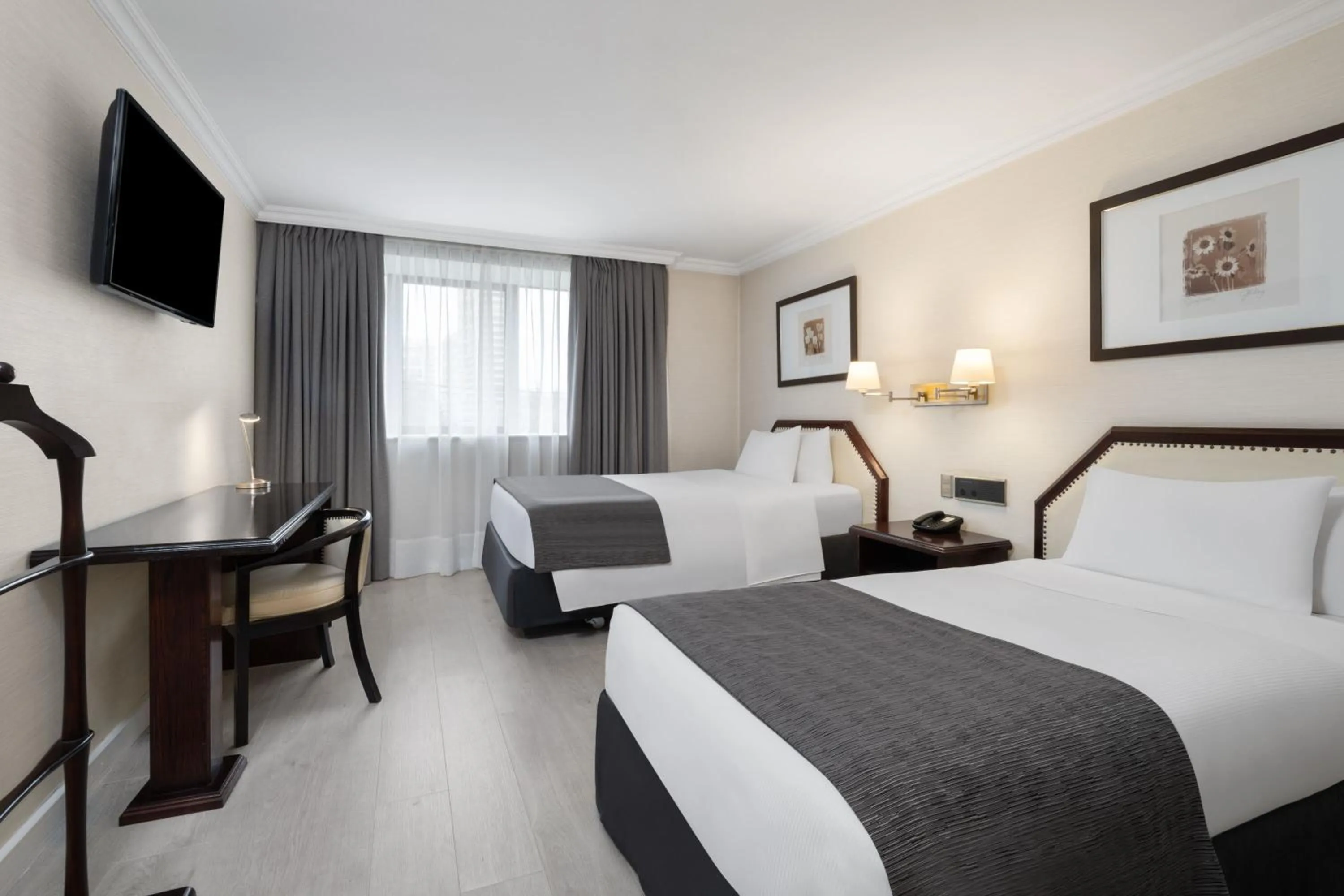 Photo of the whole room, Bed in Wyndham Garden Santiago Kennedy