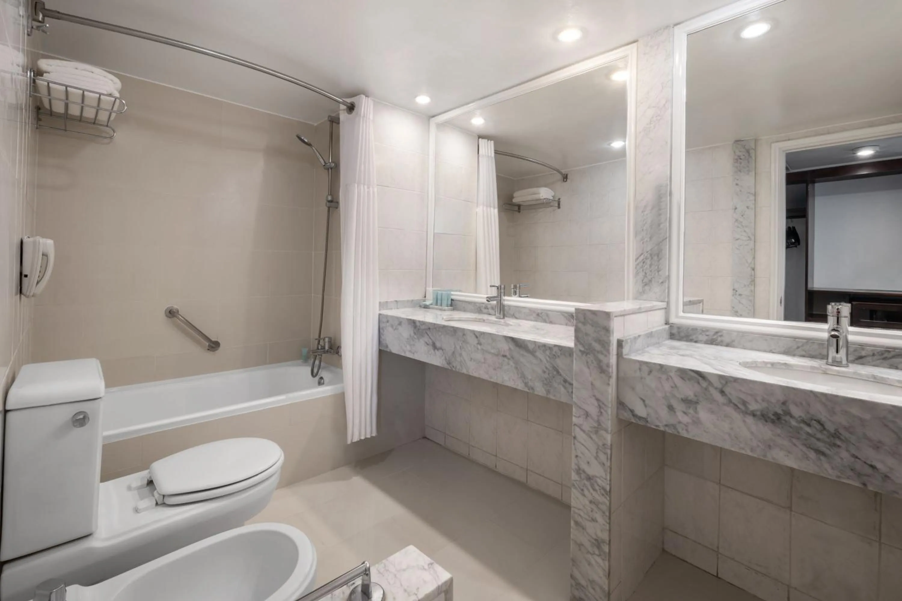 Shower in Wyndham Garden Santiago Kennedy