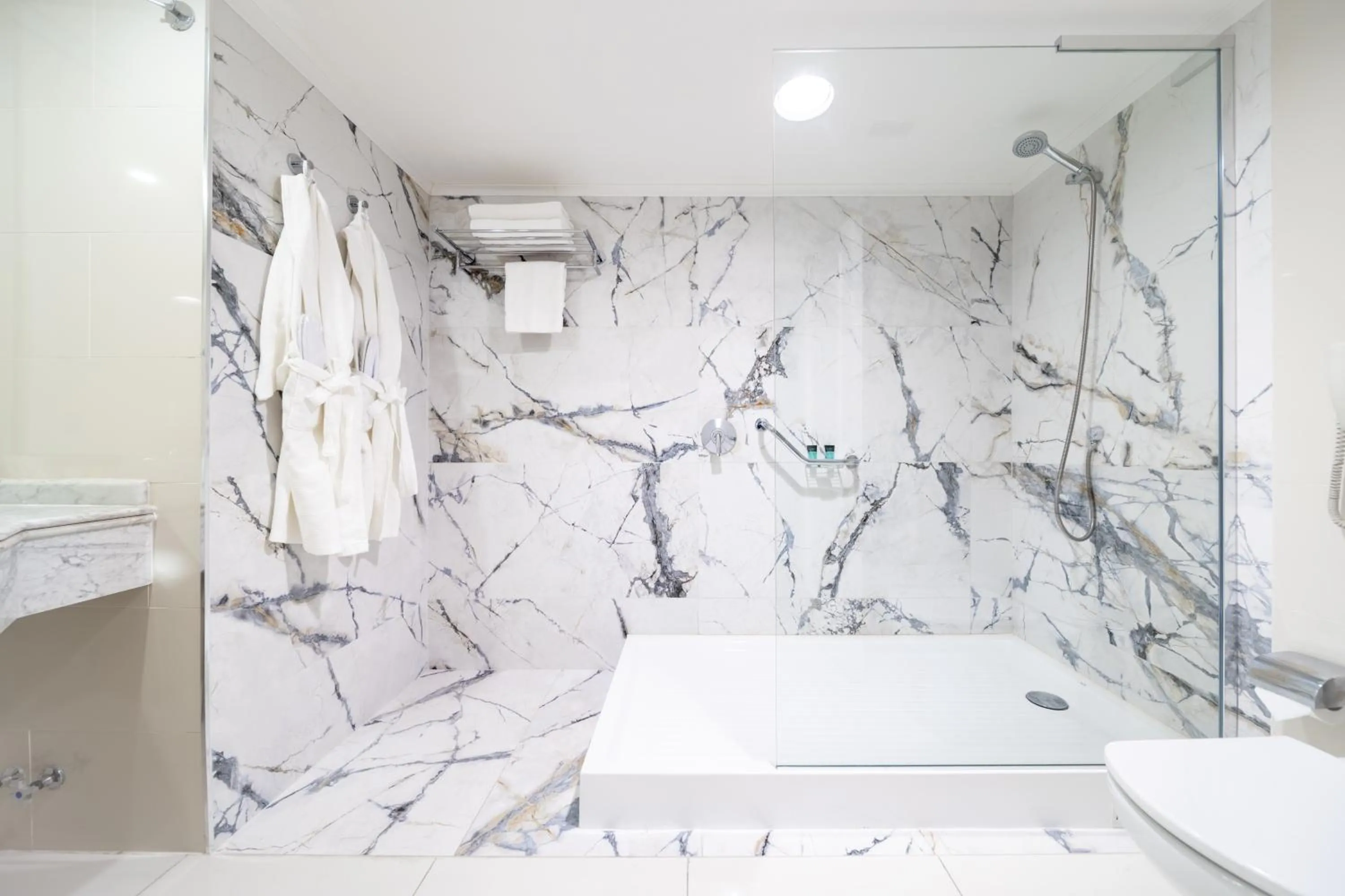 Shower in Wyndham Garden Santiago Kennedy