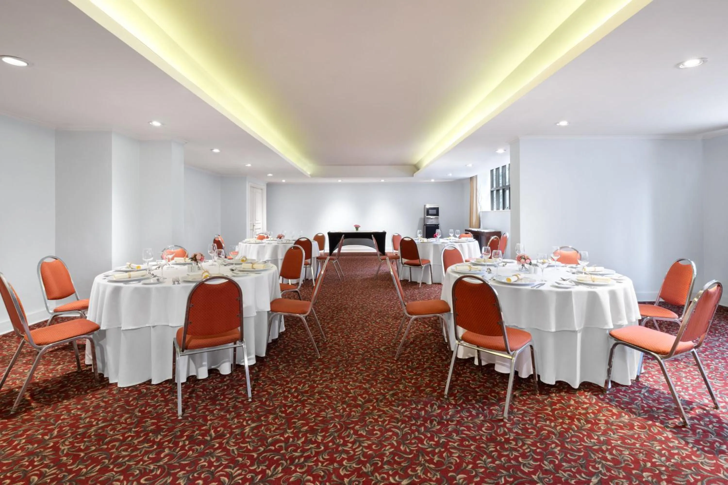 Banquet/Function facilities in Wyndham Garden Santiago Kennedy