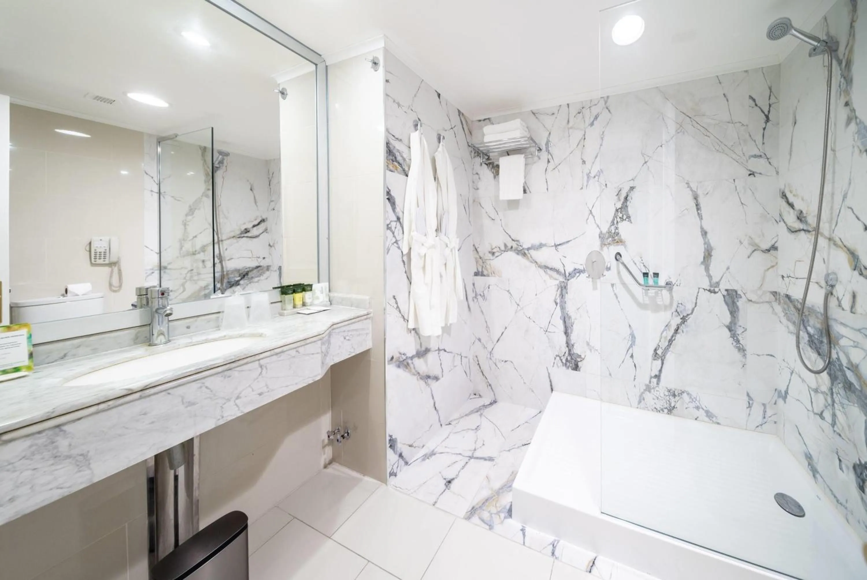 Bathroom in Wyndham Garden Santiago Kennedy