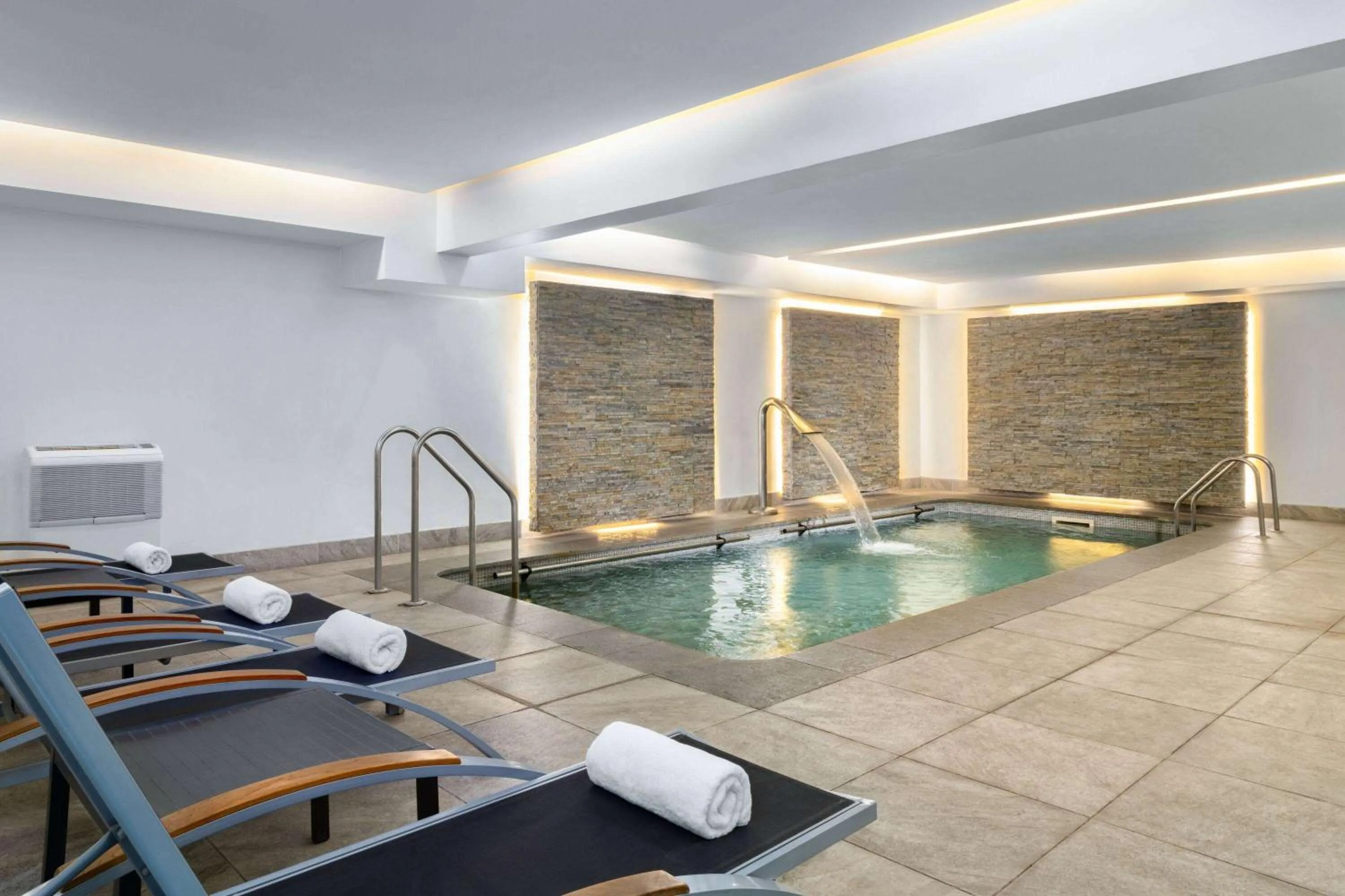 Swimming pool in Wyndham Garden Santiago Kennedy