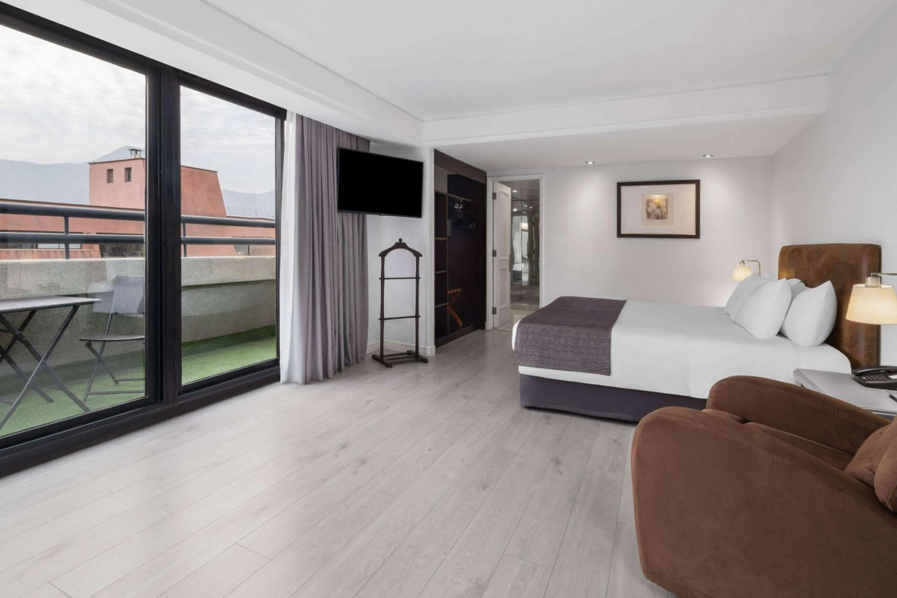 Photo of the whole room, Bed in Wyndham Garden Santiago Kennedy