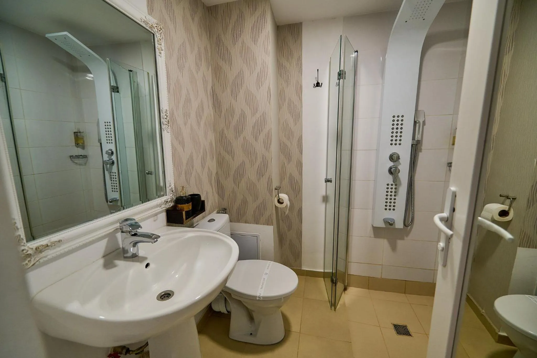 Shower in Hotel Evianne Boutique