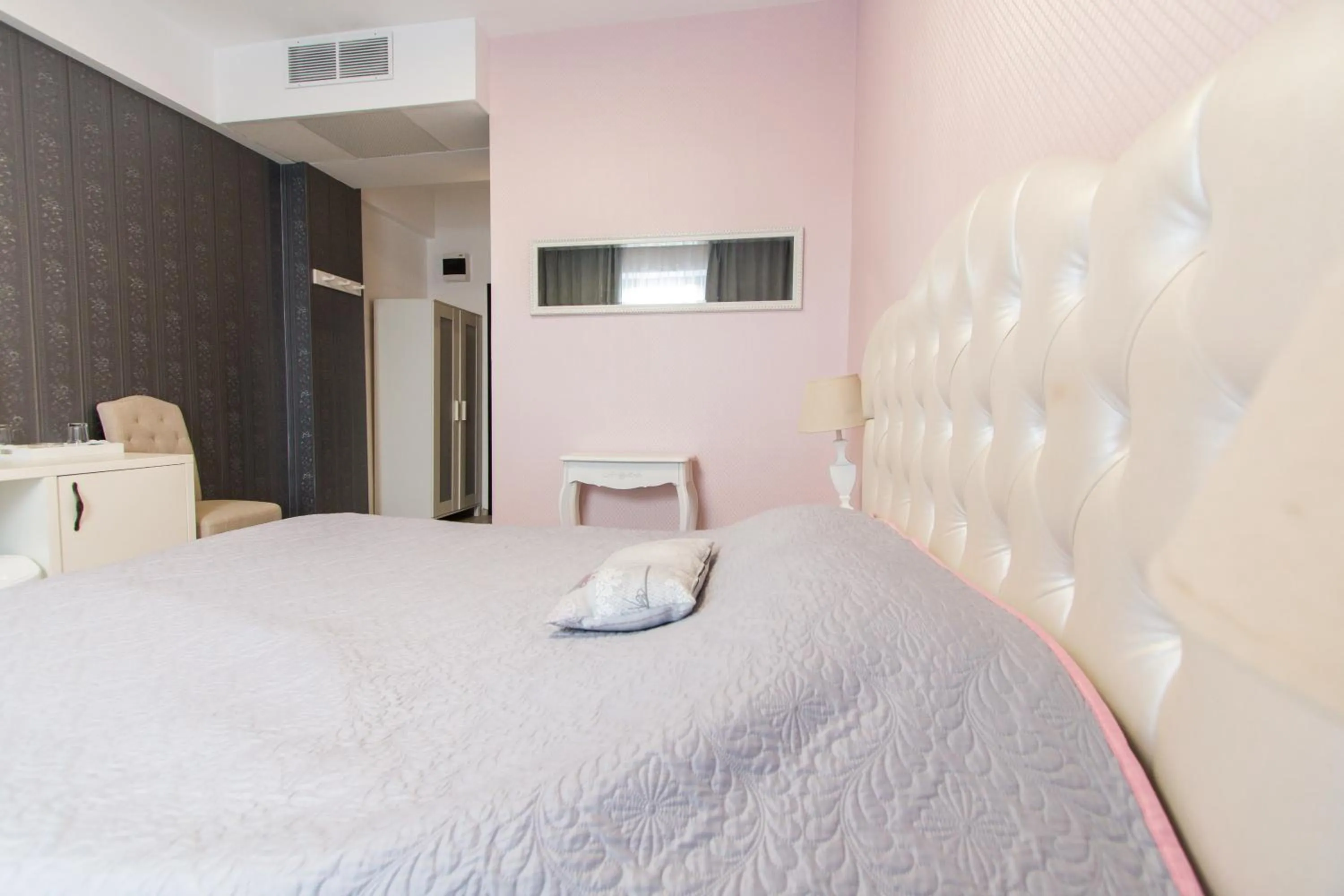 Photo of the whole room, Bed in Hotel Evianne Boutique