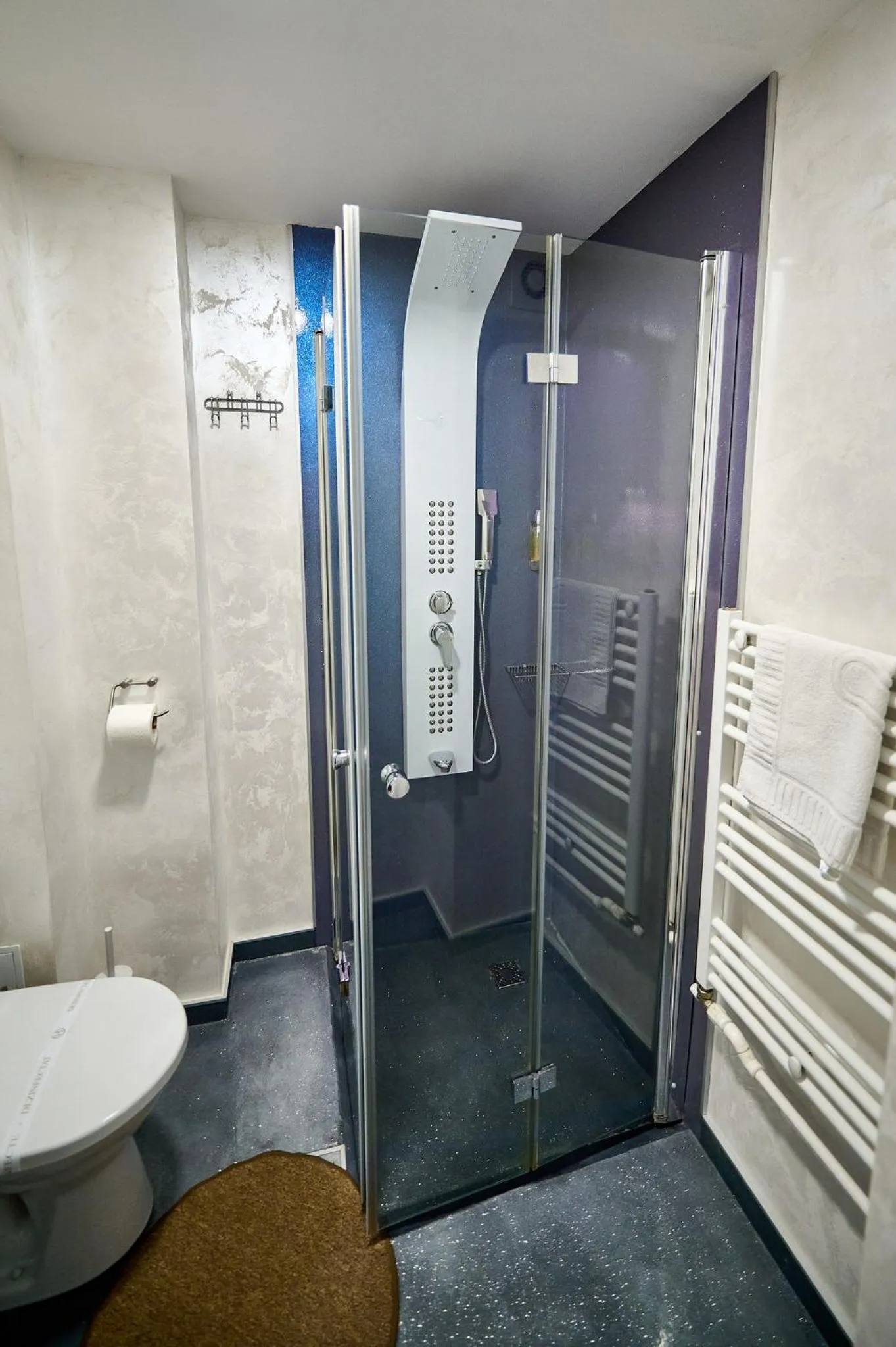 Shower in Hotel Evianne Boutique