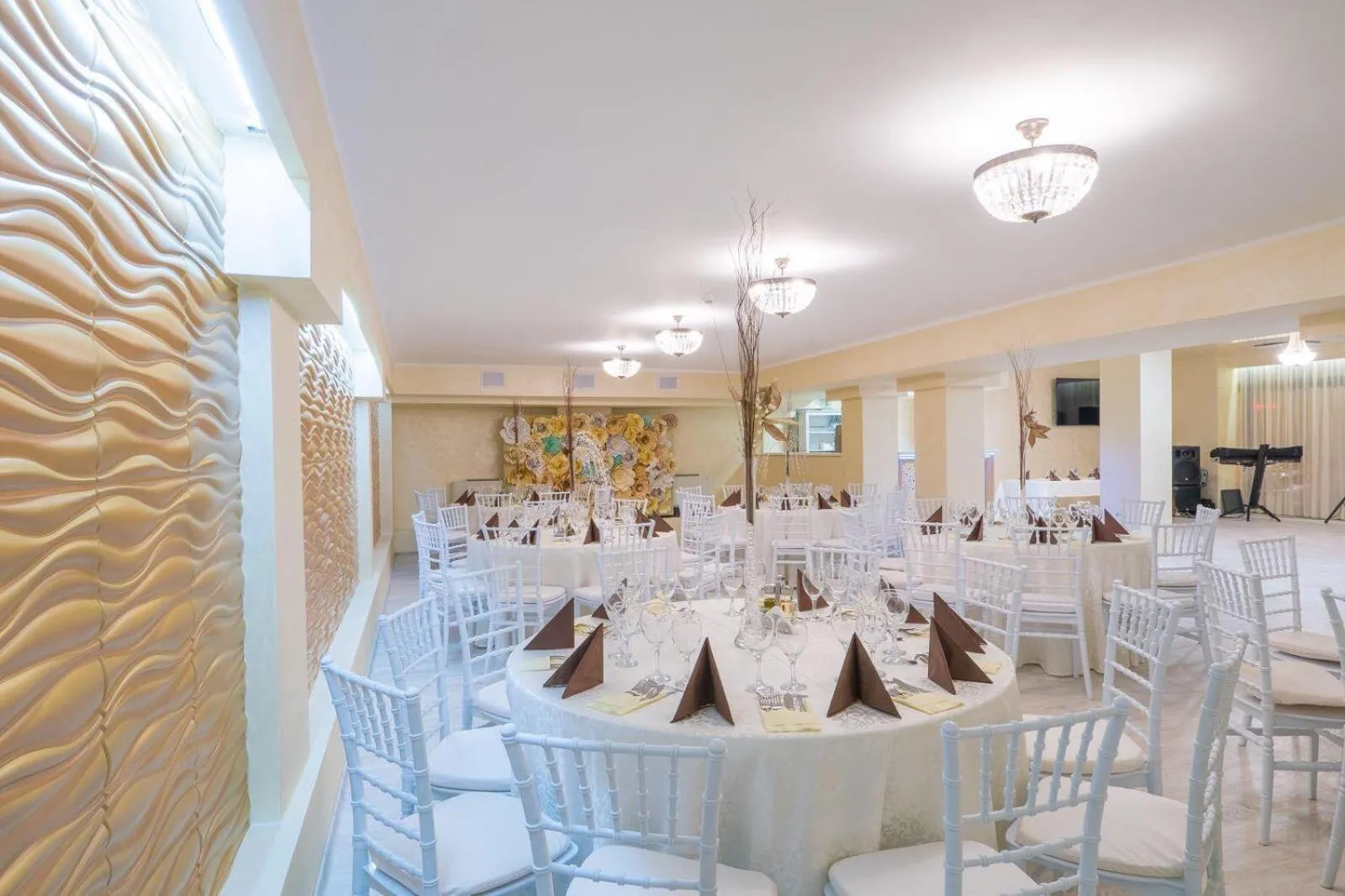 Restaurant/places to eat in Hotel Evianne Boutique