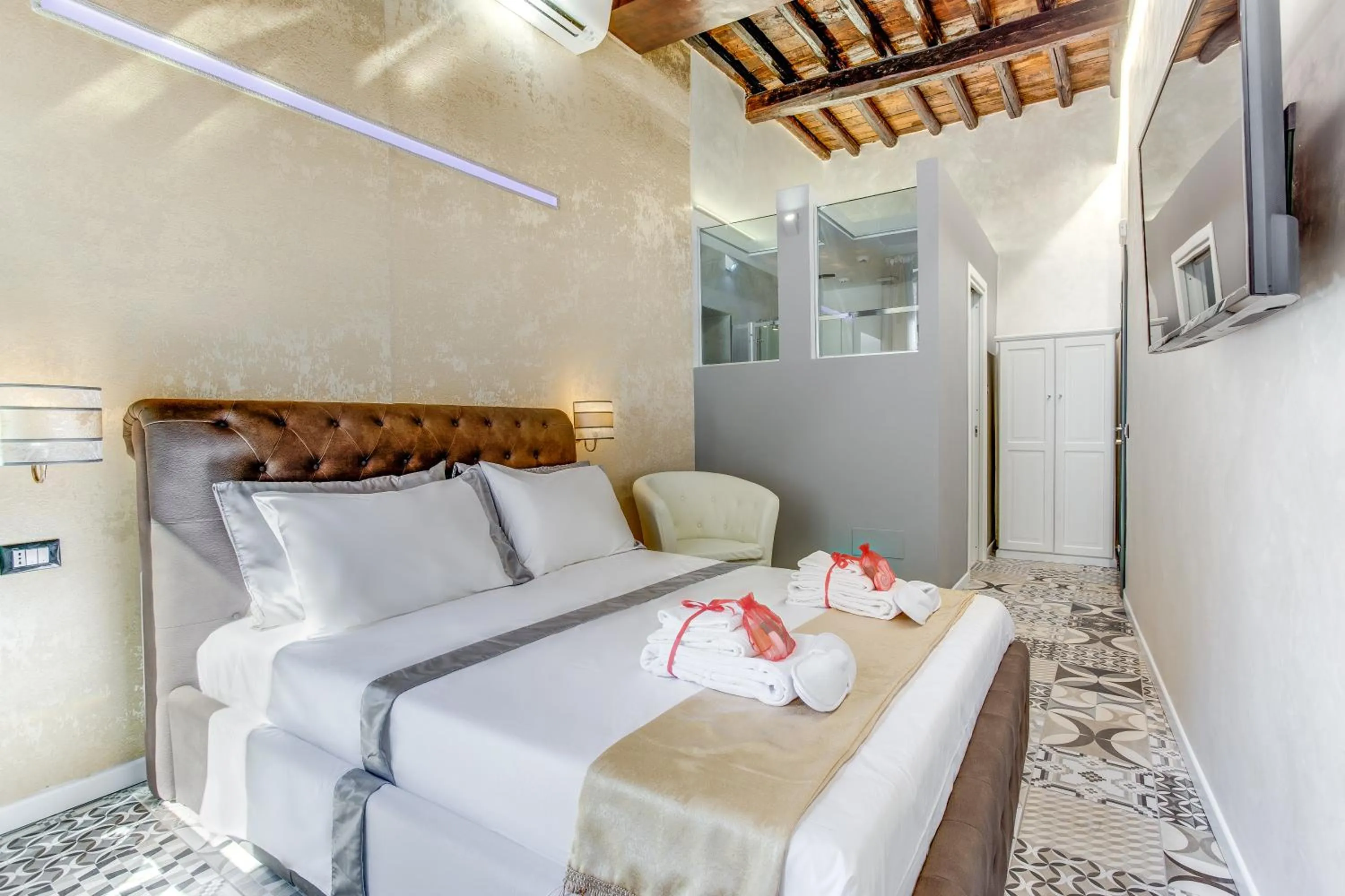 Photo of the whole room, Bed in Hub Pantheon