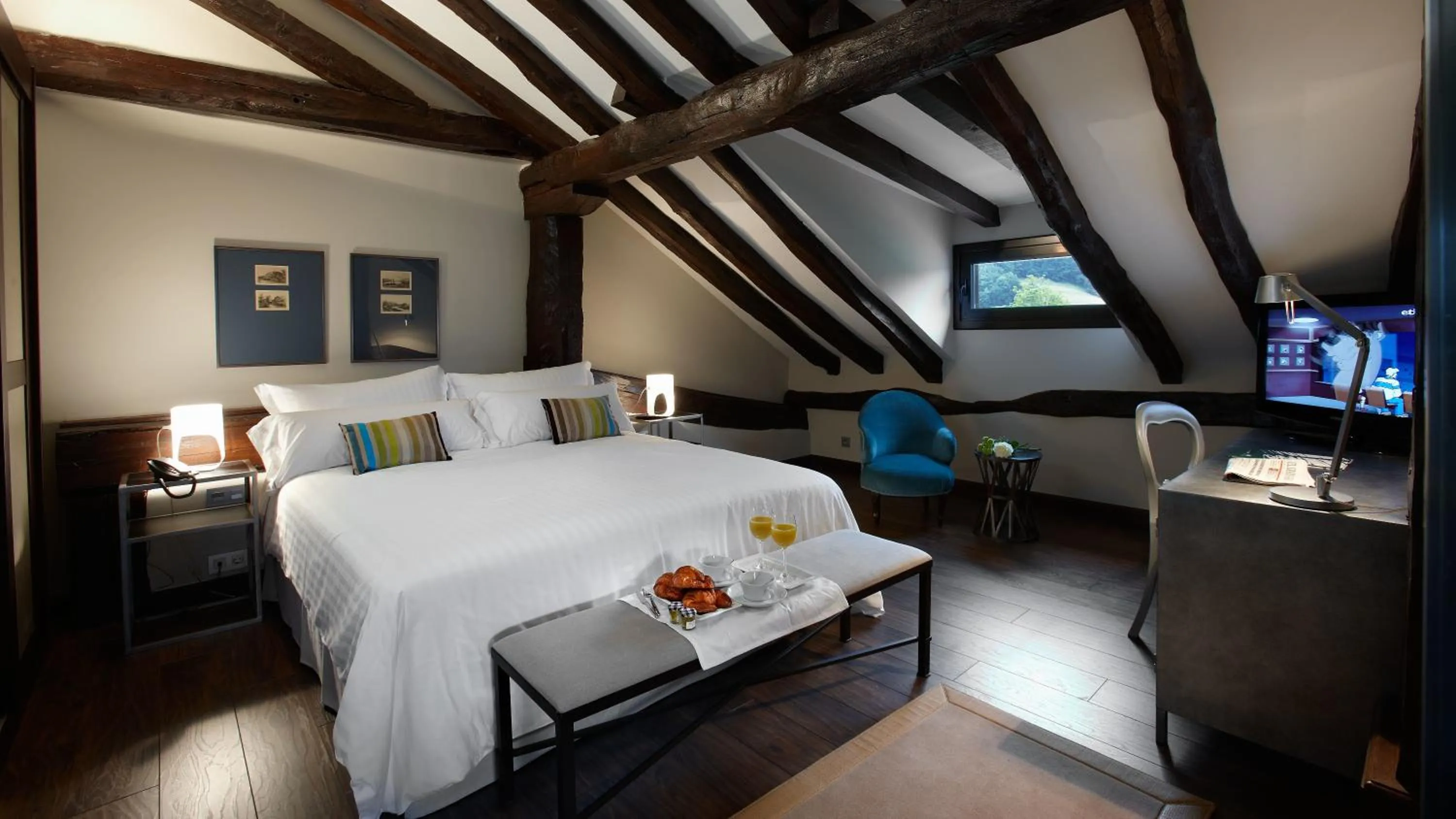 Photo of the whole room, Bed in Iriarte Jauregia Hotel