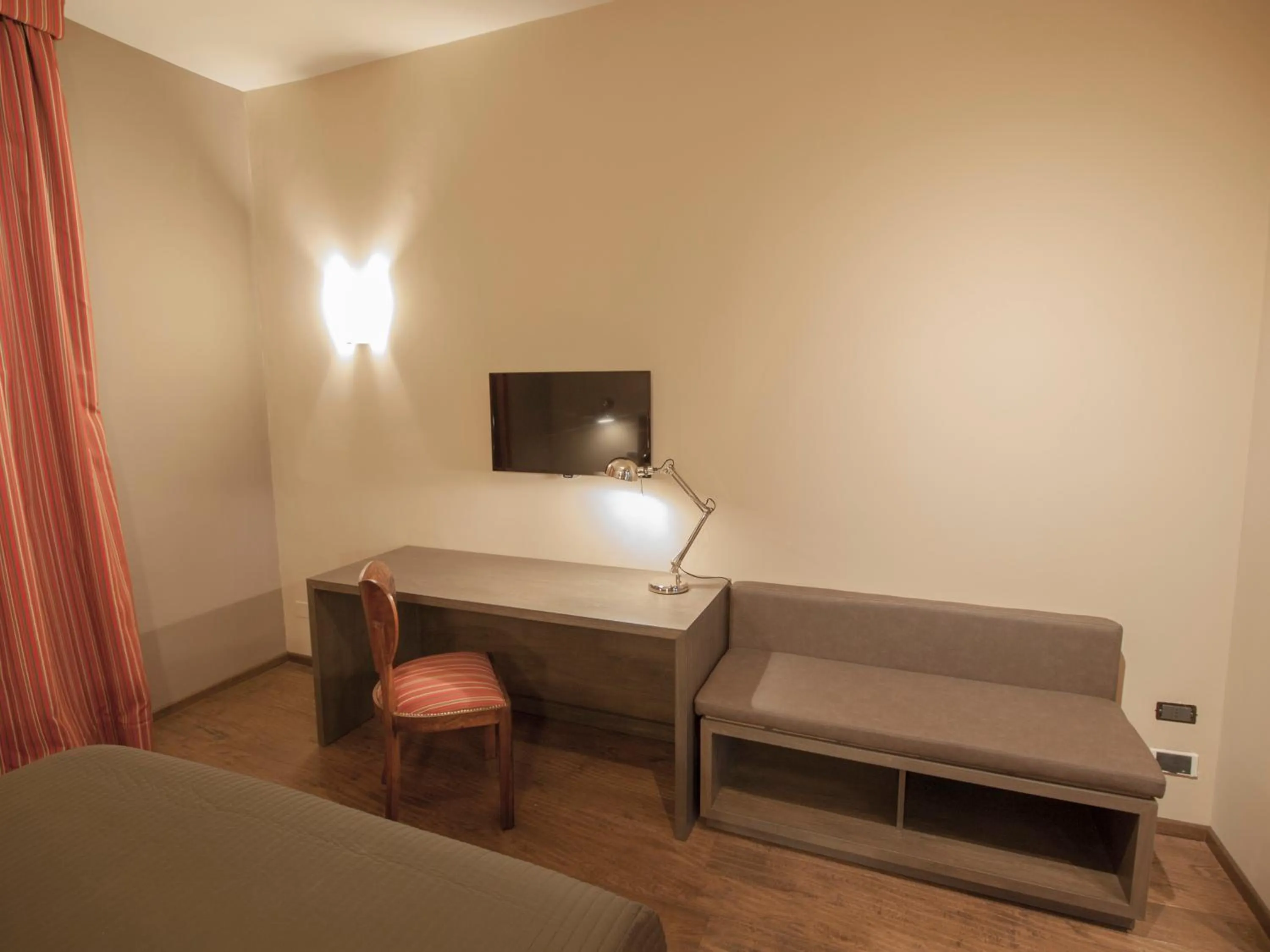 Photo of the whole room, Bed in Novecento