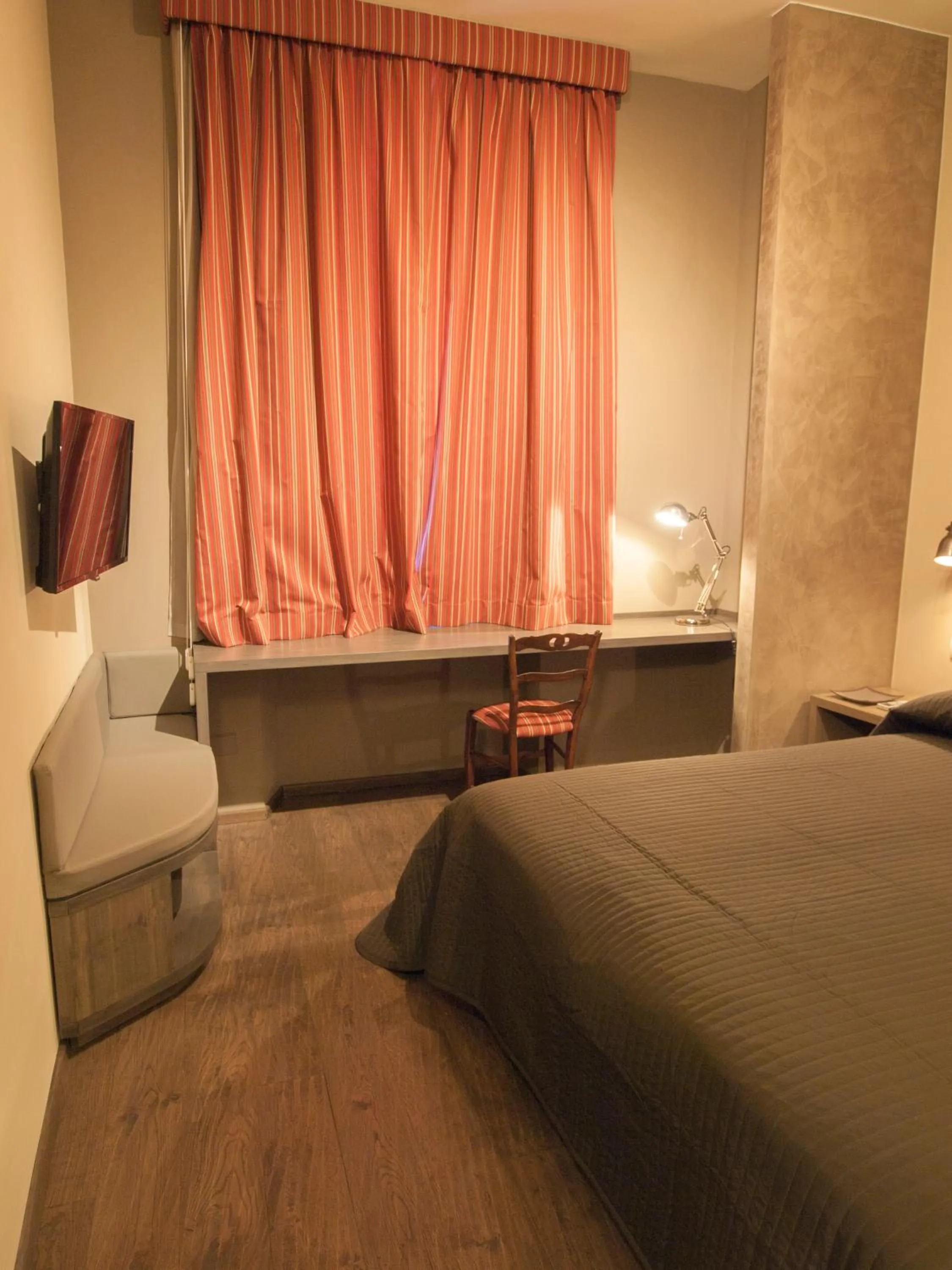 Photo of the whole room, Bed in Novecento