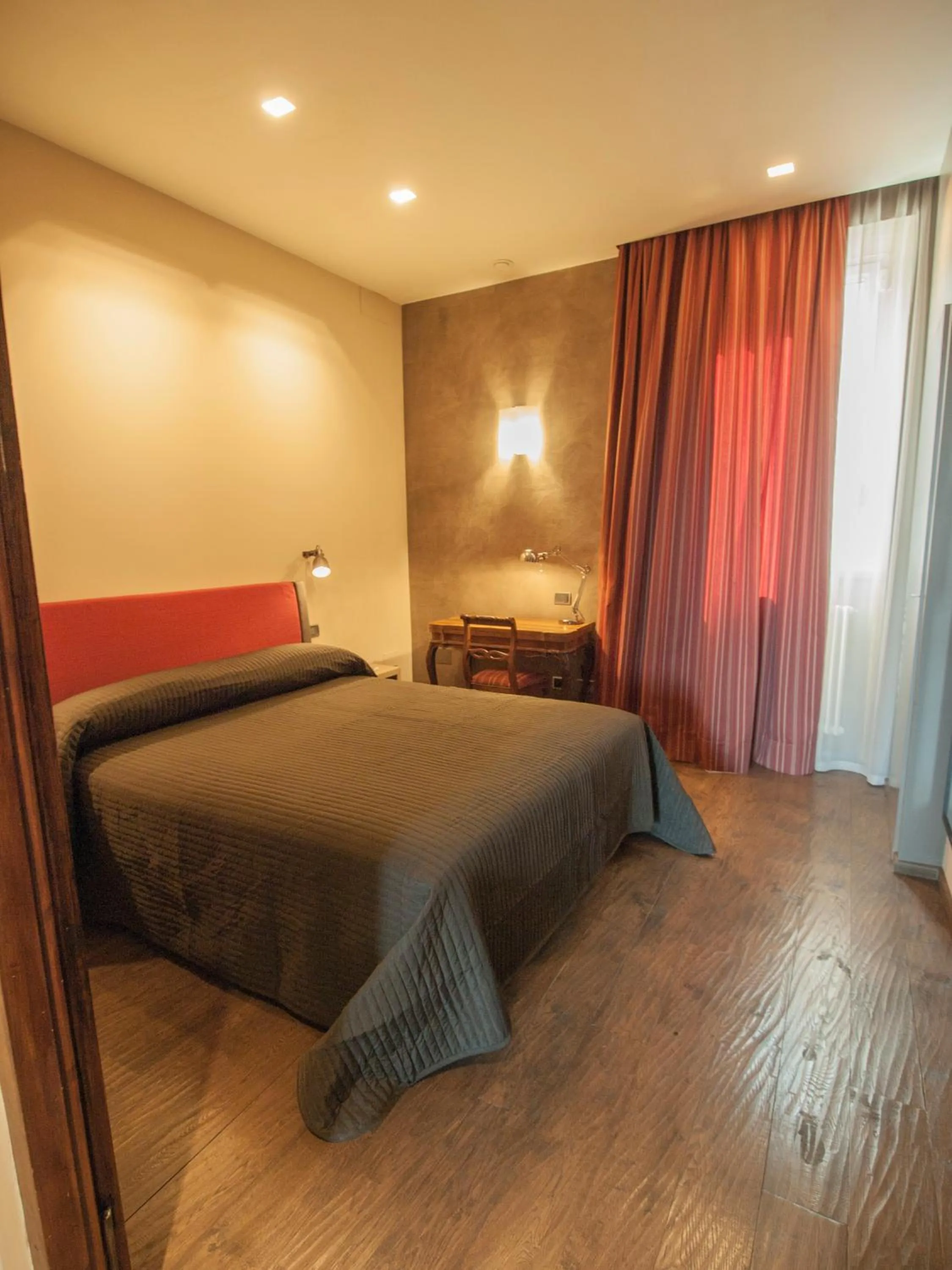 Photo of the whole room, Bed in Novecento