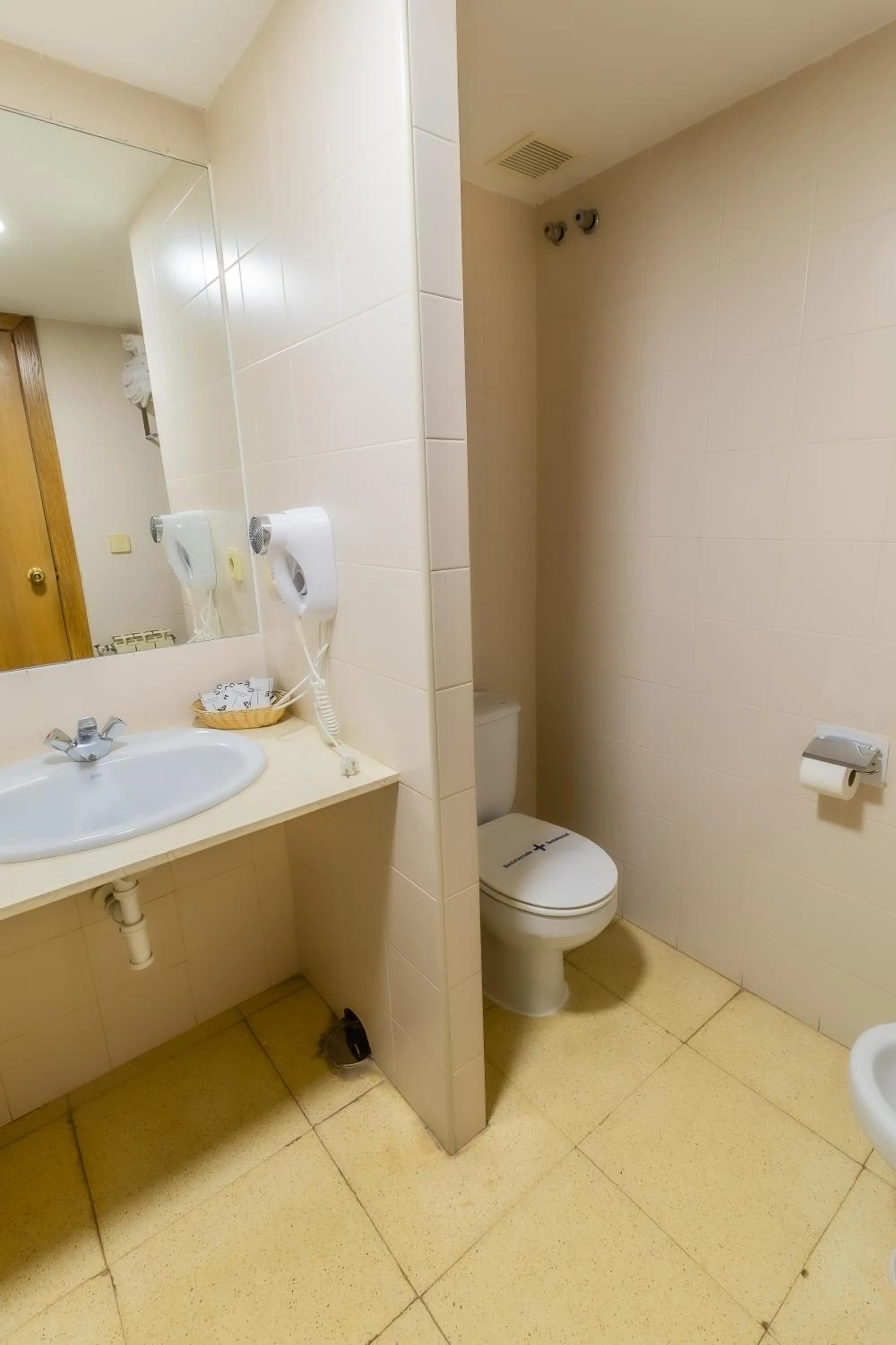 Toilet in Hotel Alhama