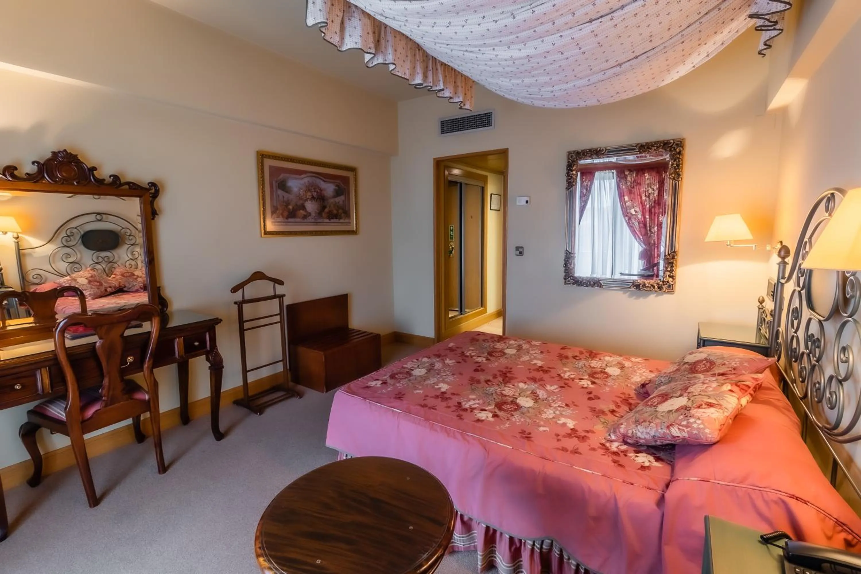 Bedroom, Bed in Hotel Alhama