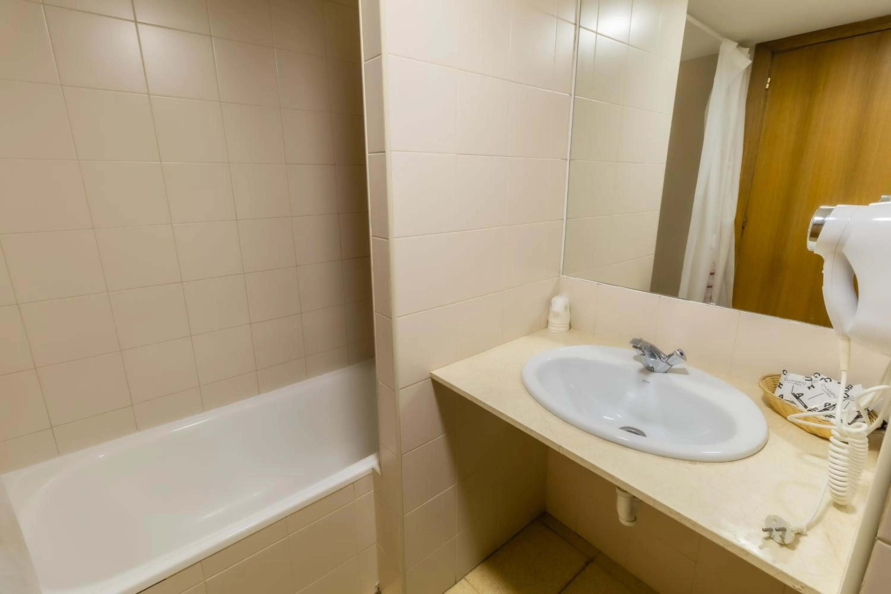 Bathroom in Hotel Alhama