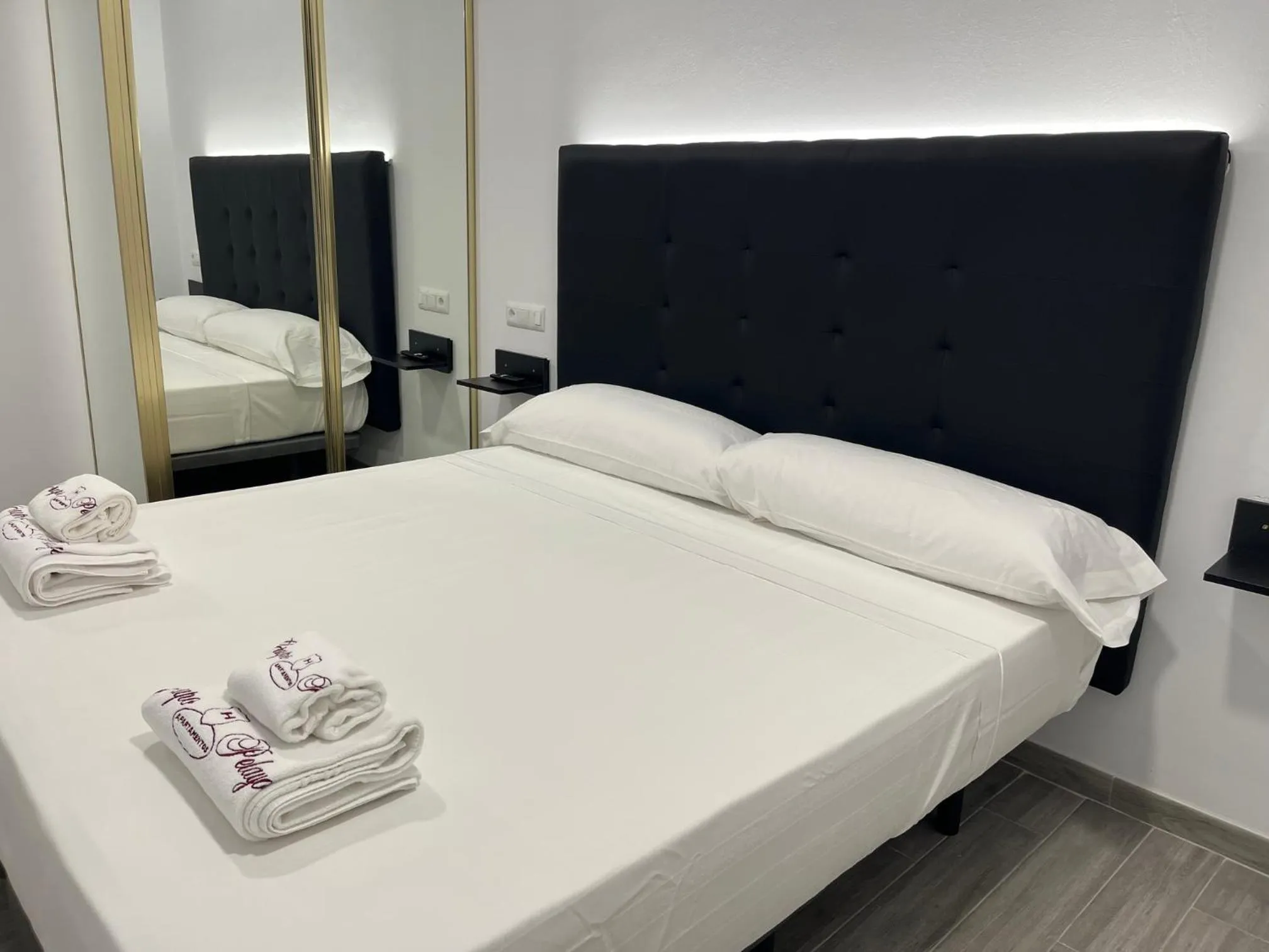 Bed in H Pelayo Noja Auto Check-In Rooms