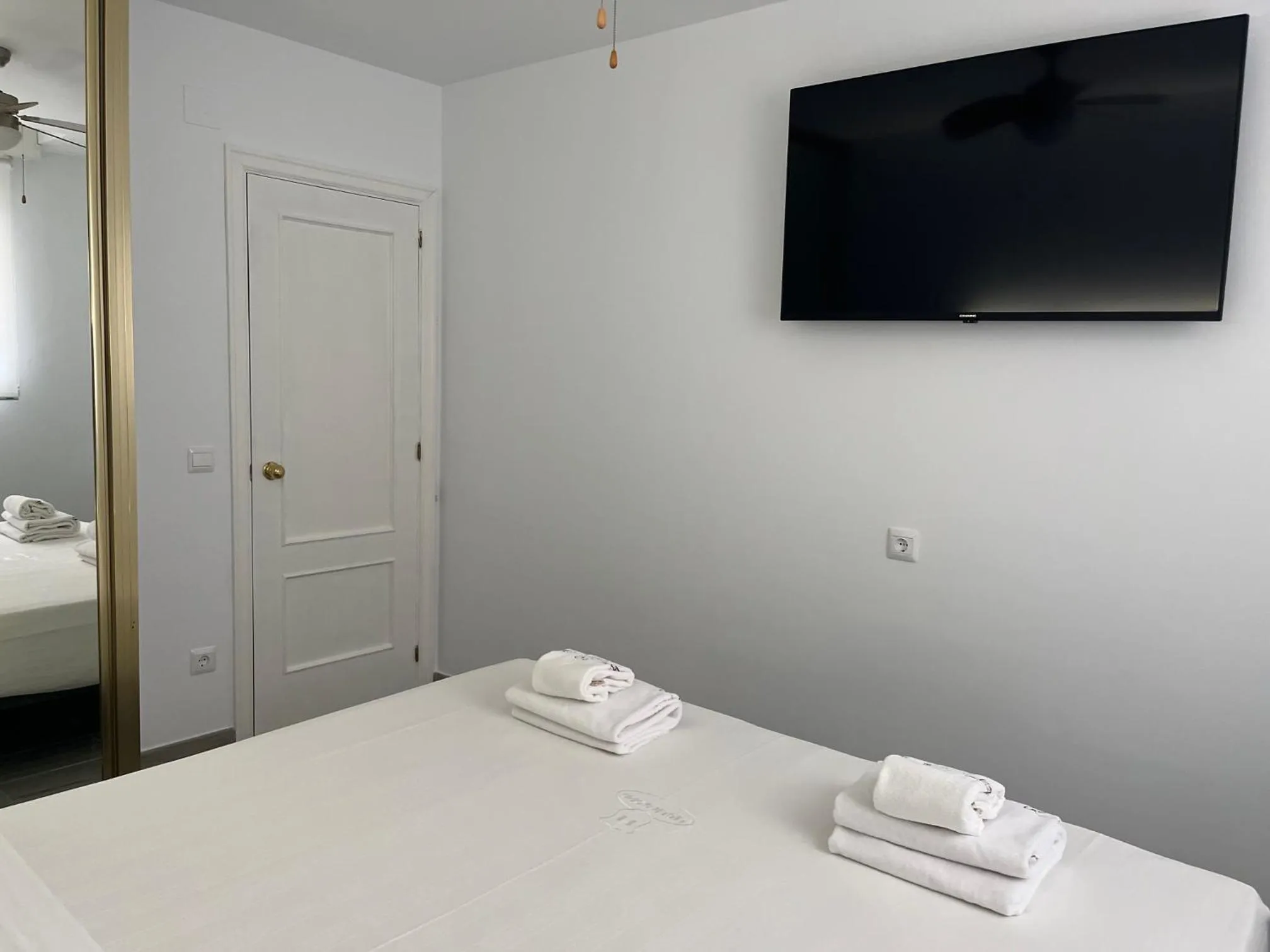 Bed in H Pelayo Noja Auto Check-In Rooms