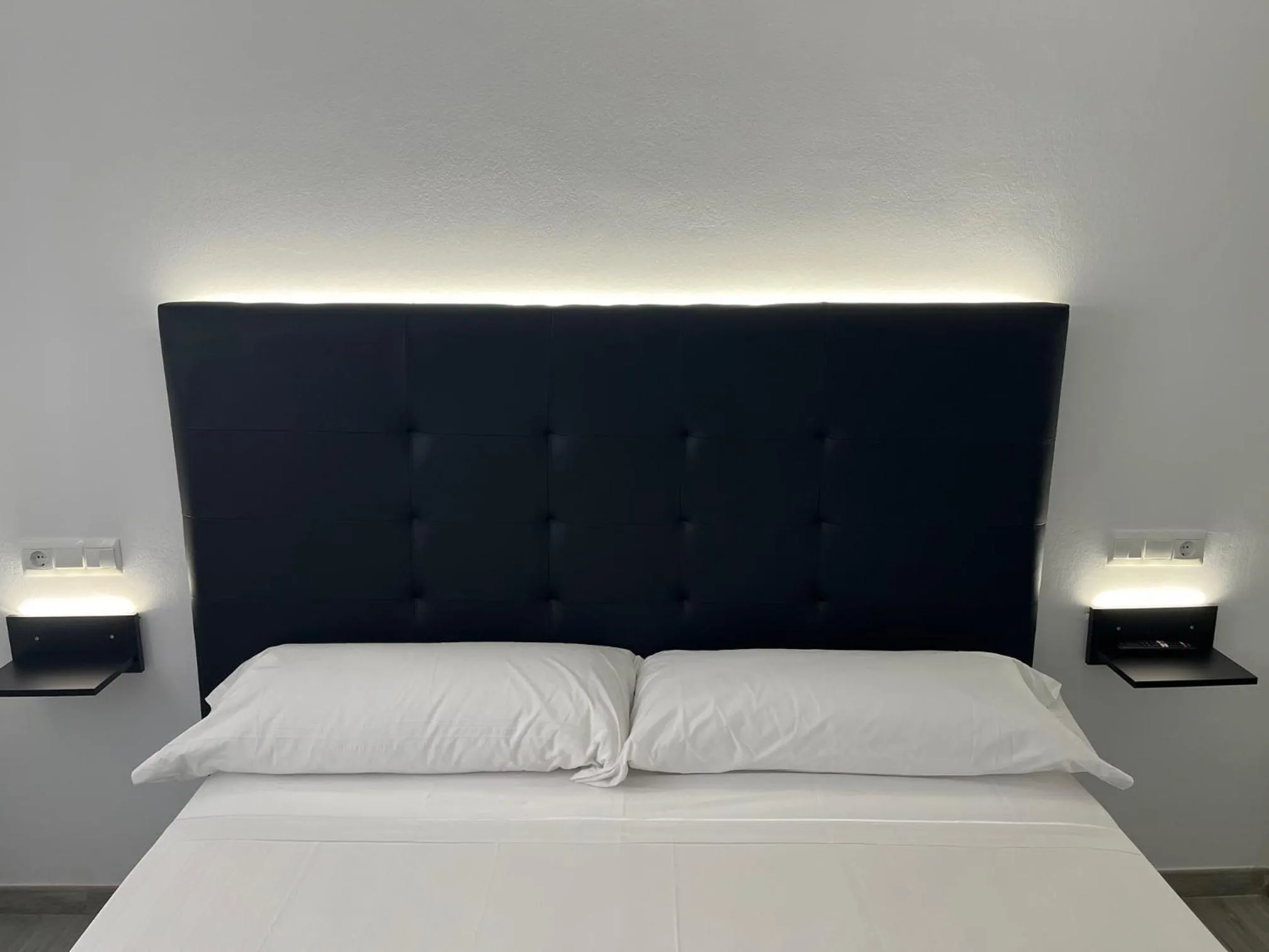 Bed in H Pelayo Noja Auto Check-In Rooms