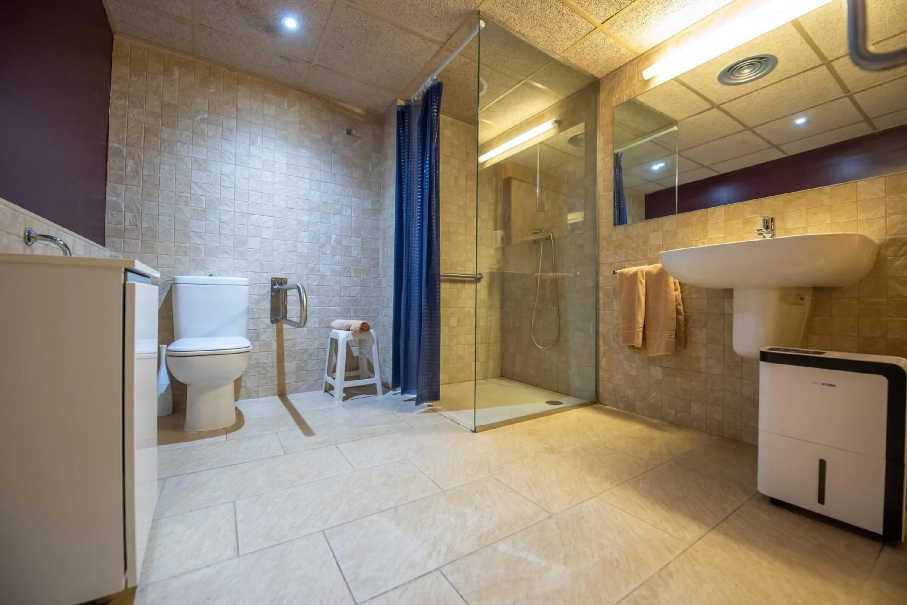 Shower in L'Arcada de Fares