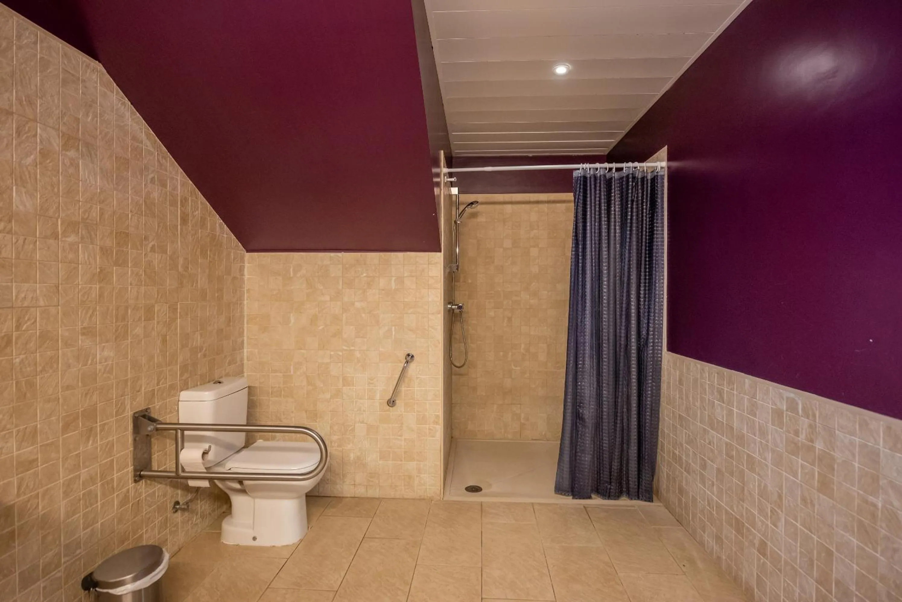 Shower in L'Arcada de Fares