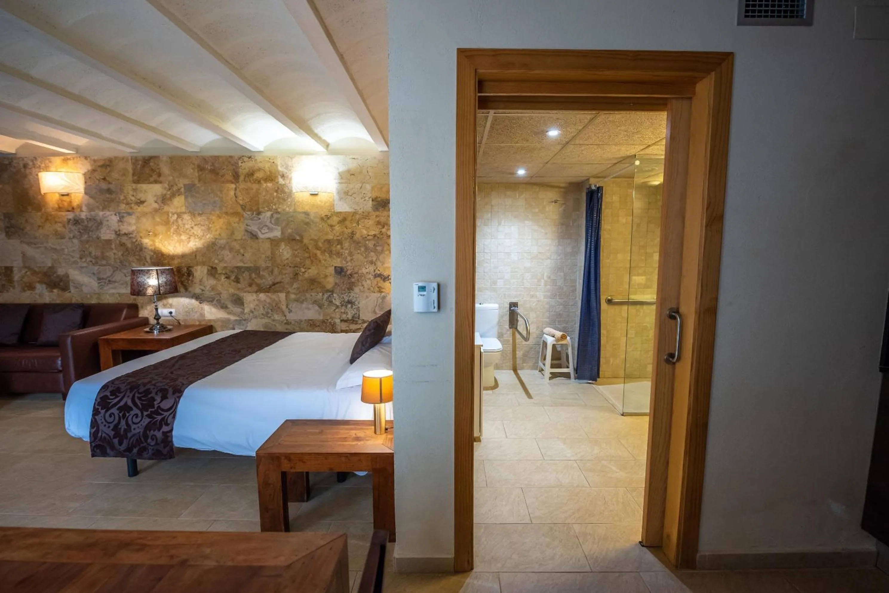 Photo of the whole room, Bed in L'Arcada de Fares