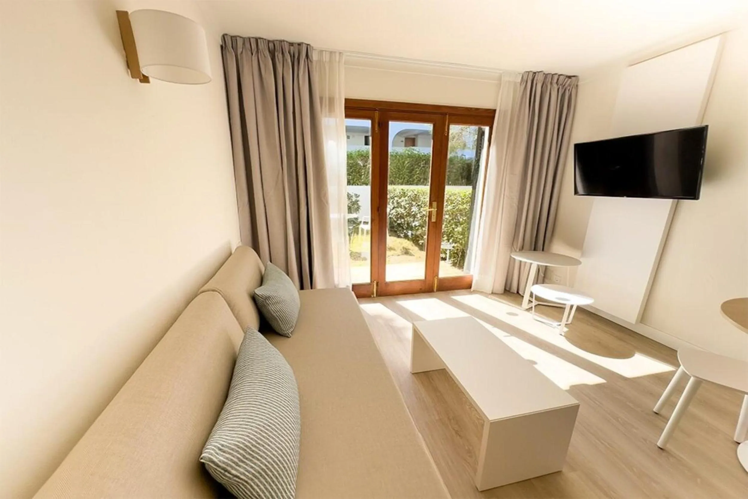 Living room, Bed in BLUESEA Es Bolero