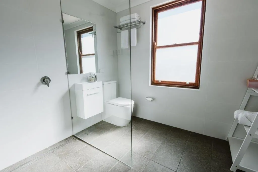 Shower in City Sider Motor Inn