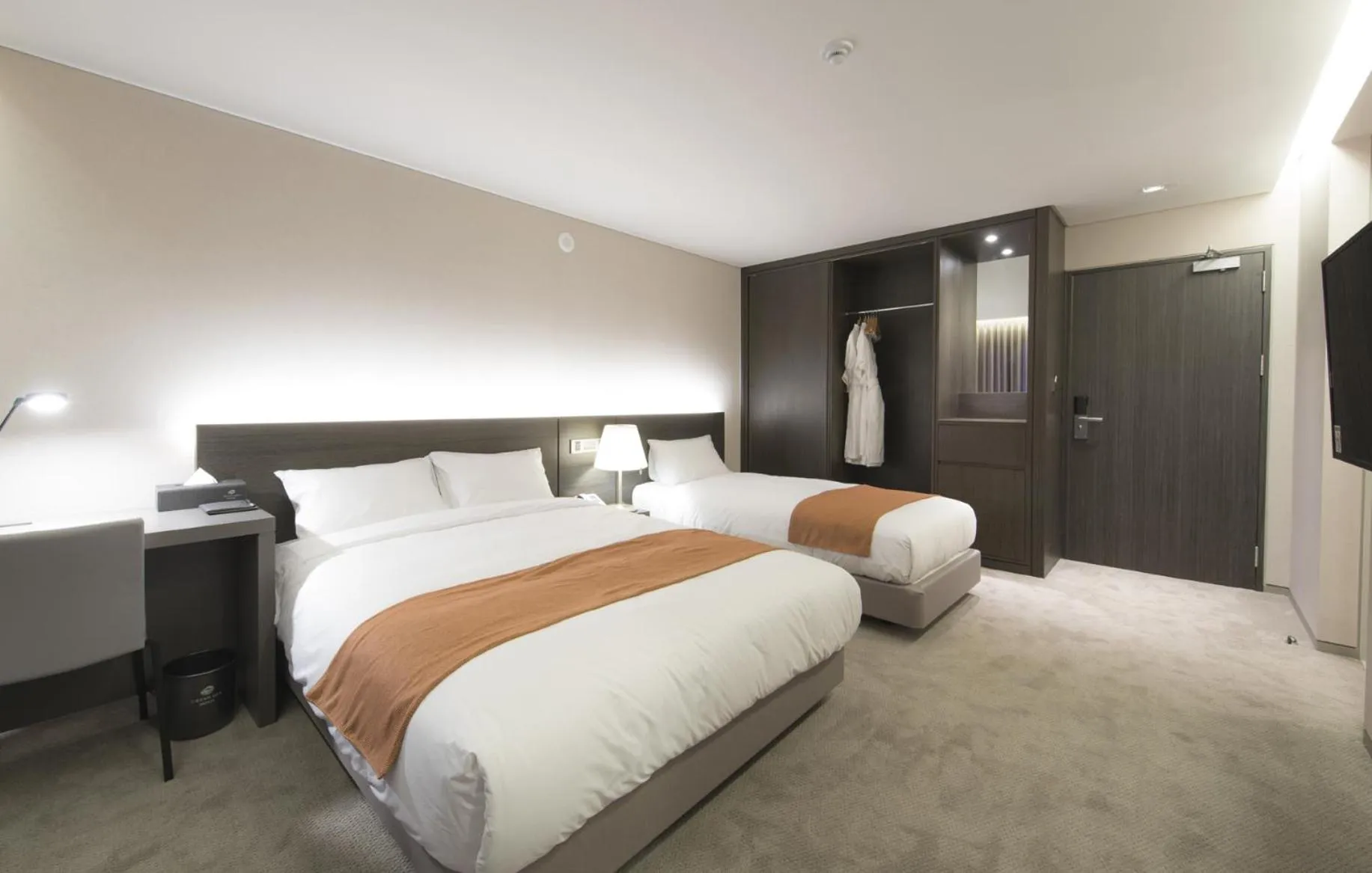 Bed in Grand Mer Hotel Seogwipo Ocean