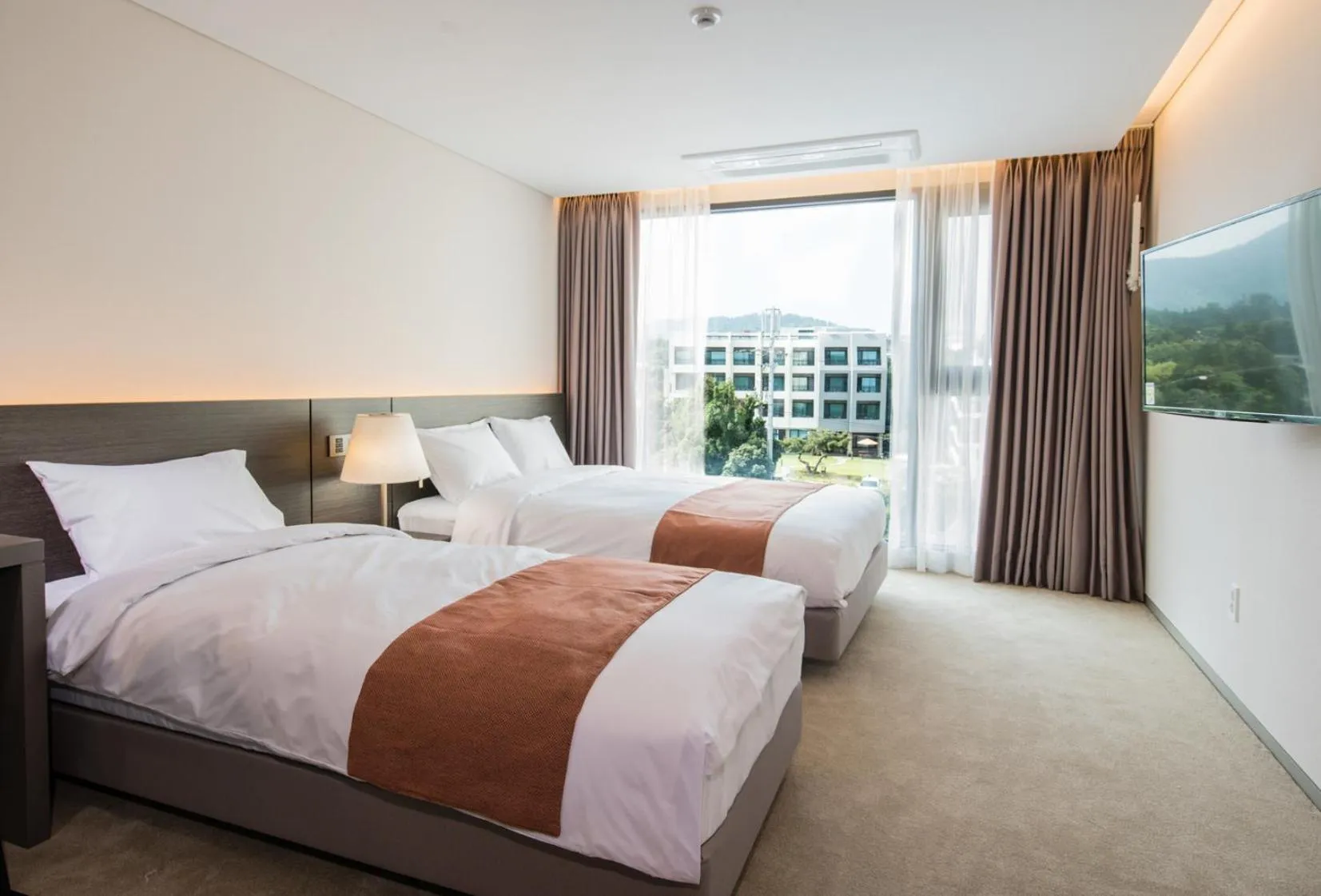 Mountain view, Bed in Grand Mer Hotel Seogwipo Ocean