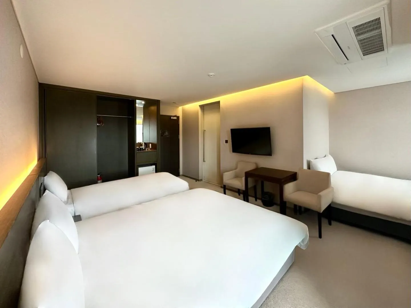 Bedroom, Bed in Grand Mer Hotel Seogwipo Ocean