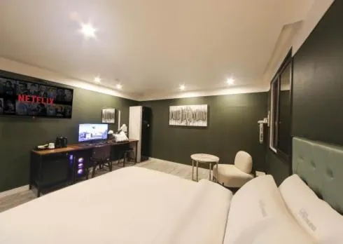 TV and multimedia, Bed in The Stone Bridge Hotel Sasang