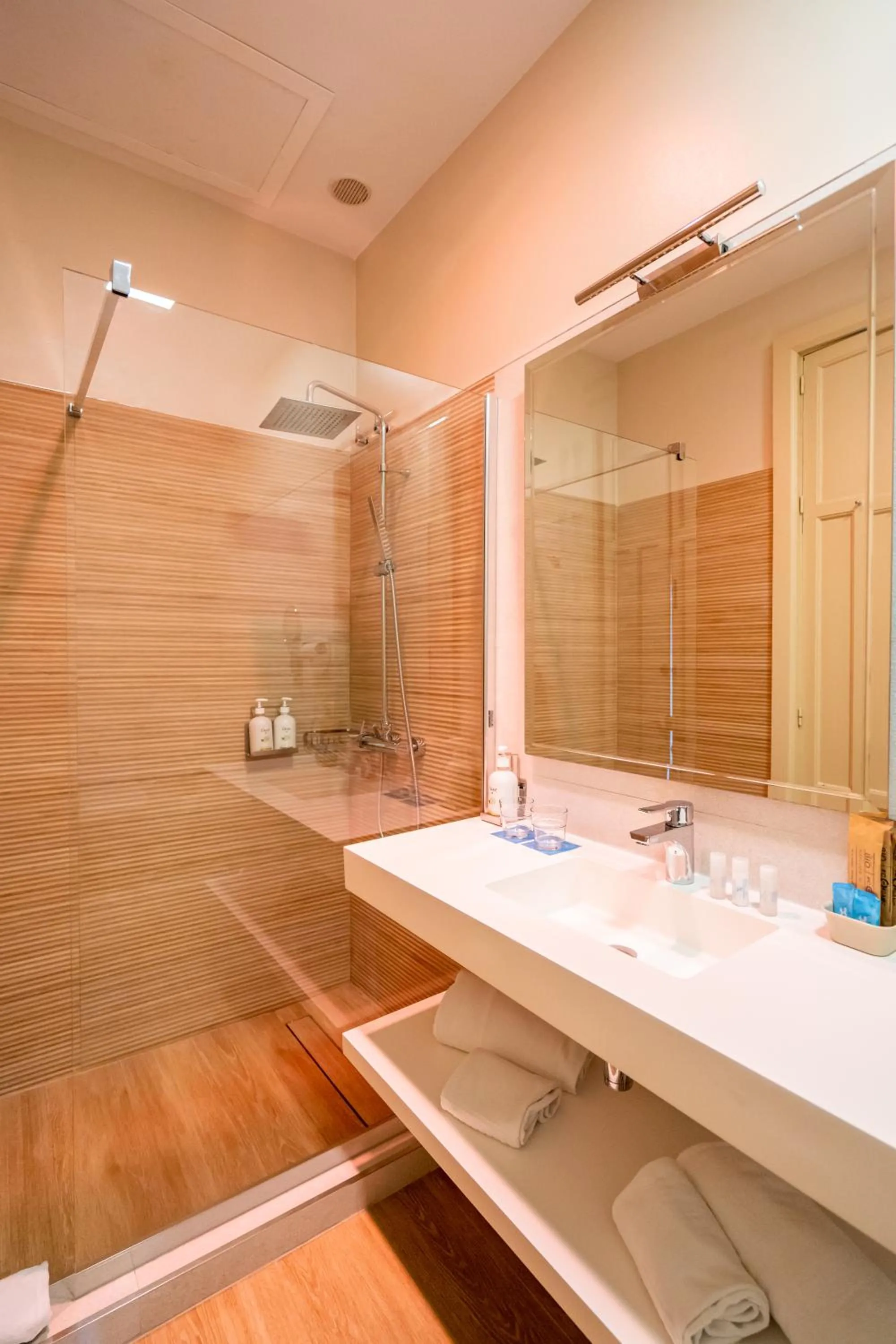 Shower in Hotel YIT Casa Grande
