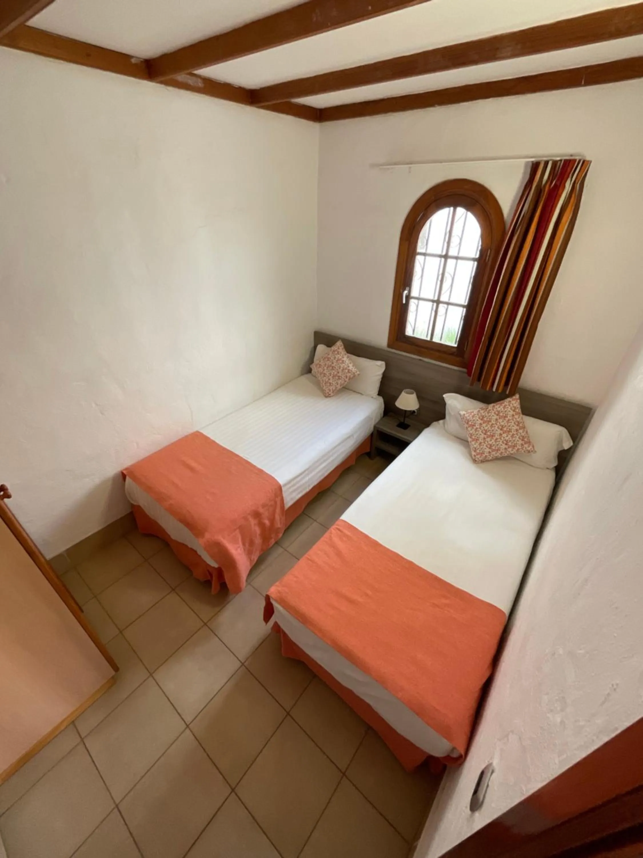 Photo of the whole room, Bed in Parquemar