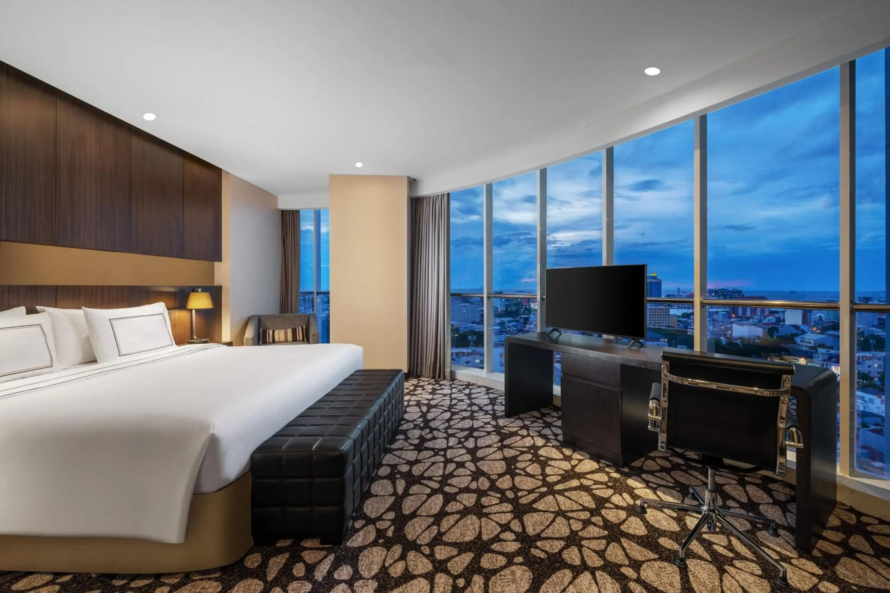 Property building, Bed in Meliá Makassar