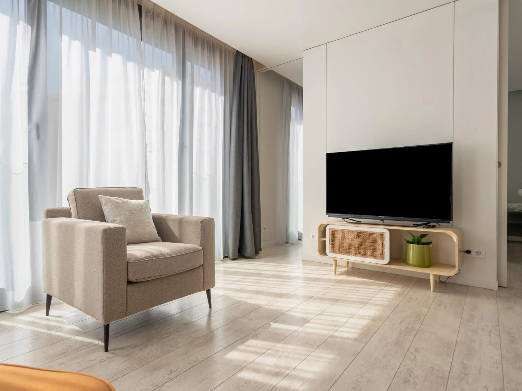 TV and multimedia in Limehome Barcelona Rector Triadó