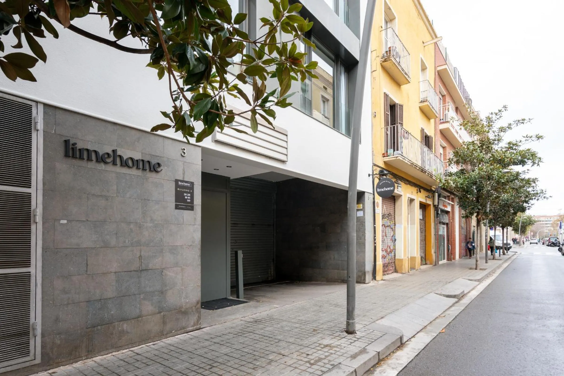 Property building in Limehome Barcelona Rector Triadó