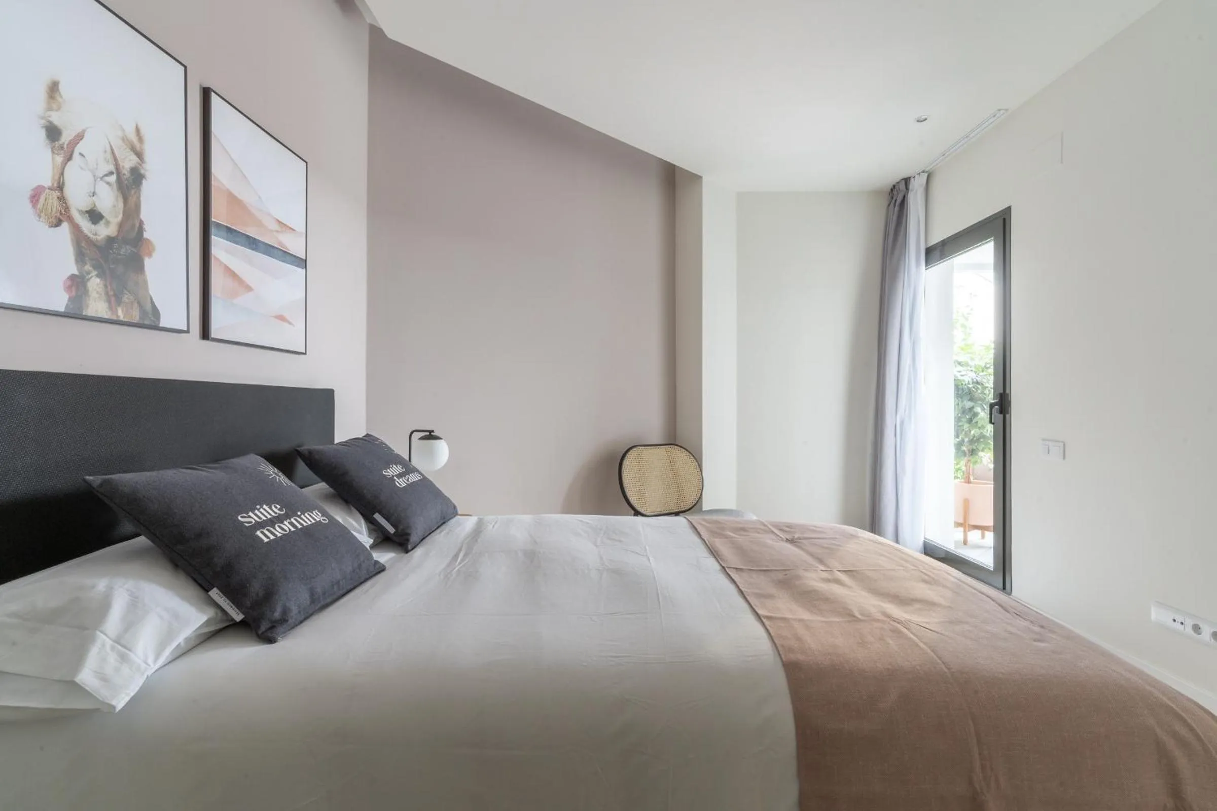 Bed in Limehome Barcelona Rector Triadó