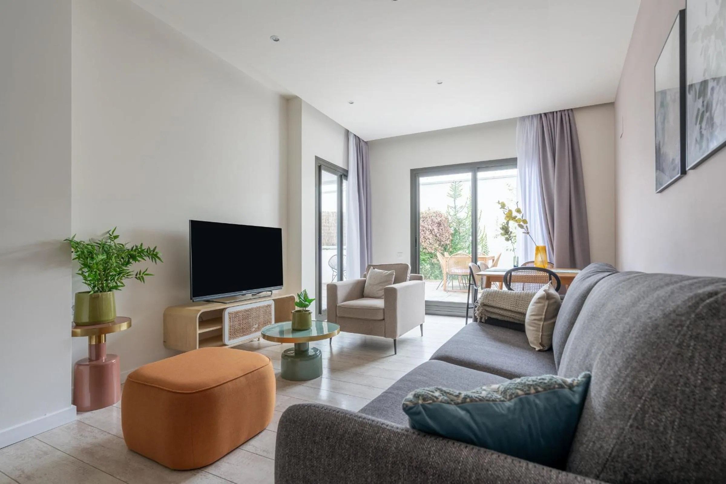 TV and multimedia in Limehome Barcelona Rector Triadó