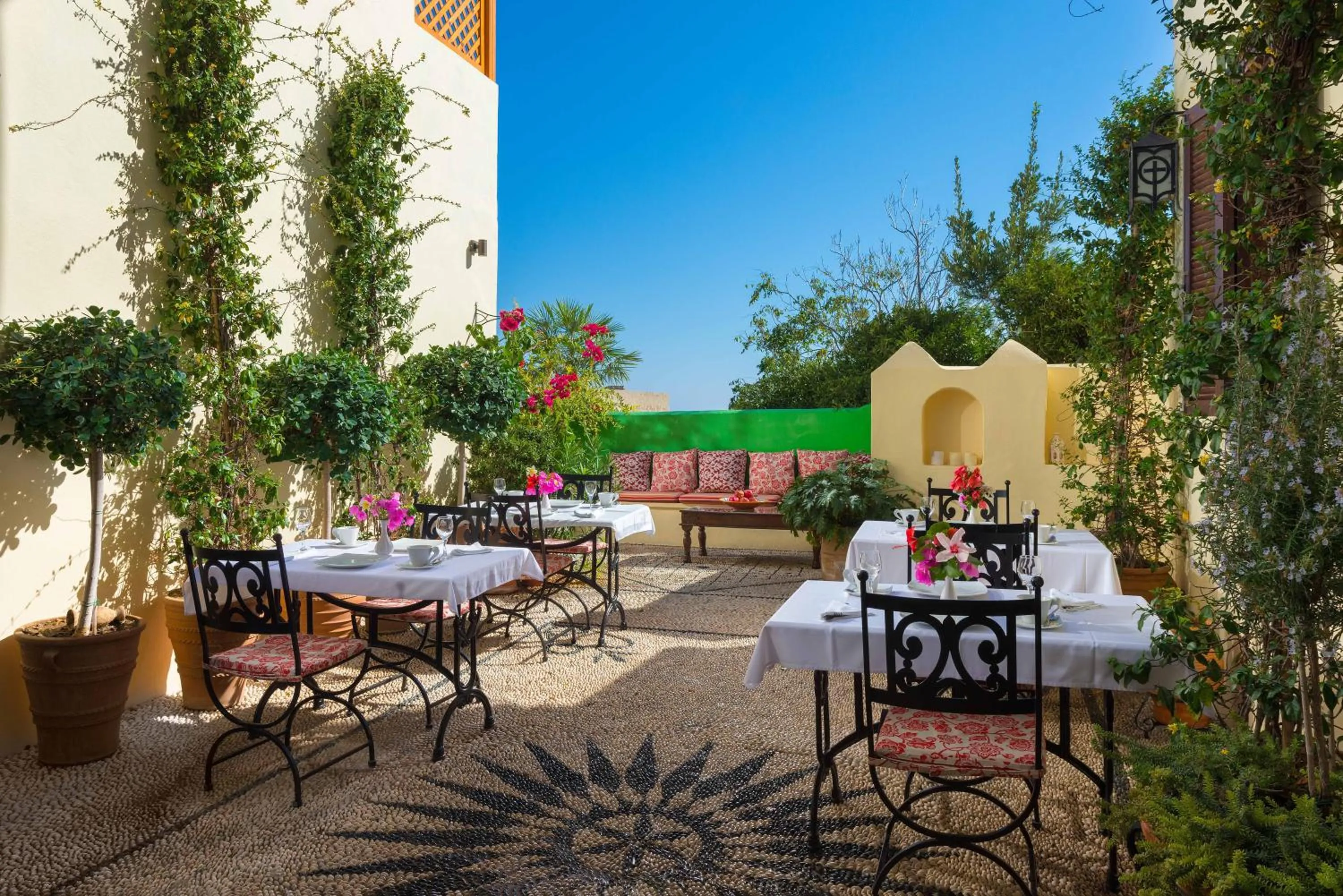 Restaurant/places to eat in Nikos Takis Fashion Boutique Hotel
