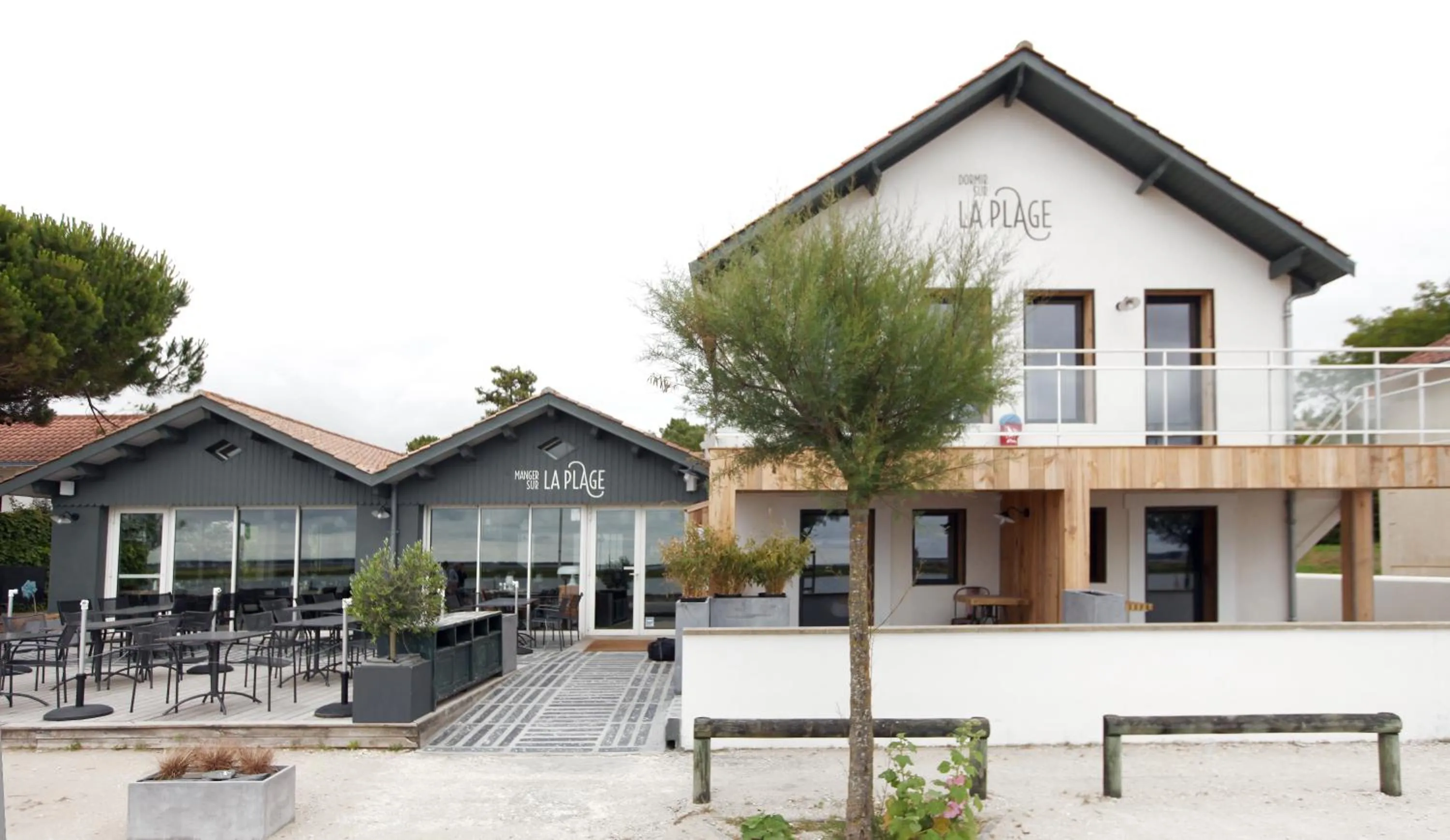 Property building in Dormir sur la Plage