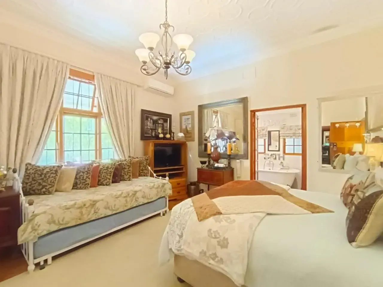 Luxury Queen Room - single occupancy in 79 On Ridge Luxury Queen Room - single occupancy in 79 On Ridge